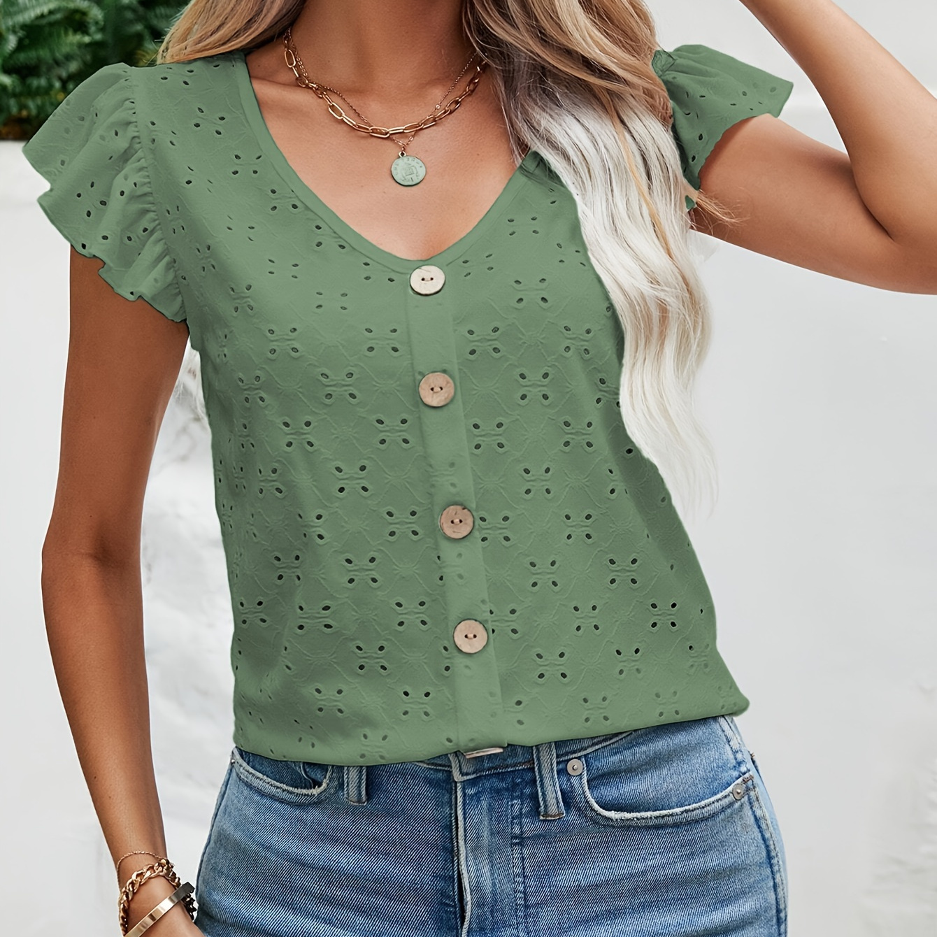 

Blouse Élégante Vert à Col en V avec Broderie à Œillets Français & Détail de Bouton - Manches à Volants, Polyester, Lavable en Machine - Haut Chic d'Été pour Femme