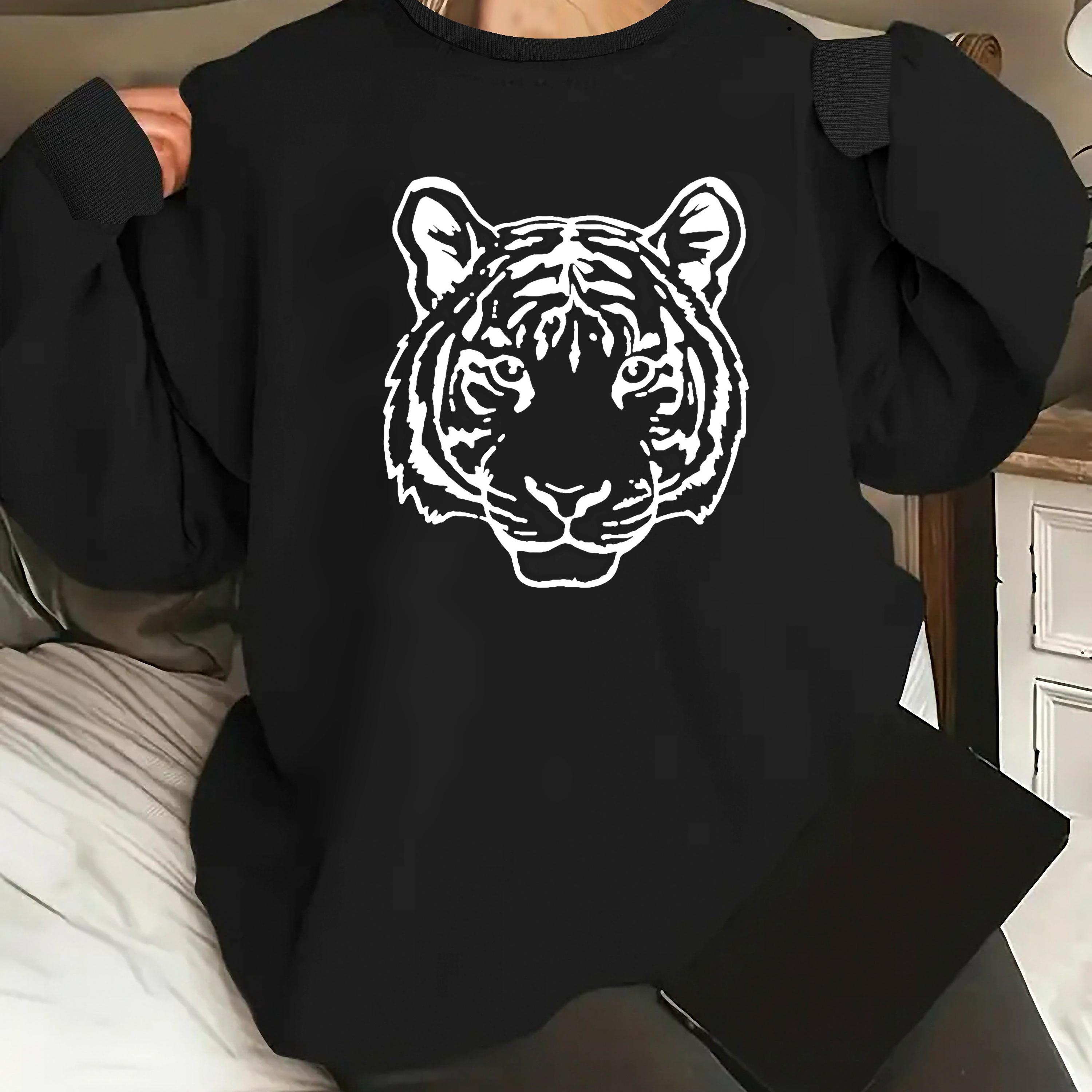 

Tiger Print Pullover Sweatshirt, Casual Long Sleeve Crew Neck Sweatshirt For Fall & Winter, Women's Clothing