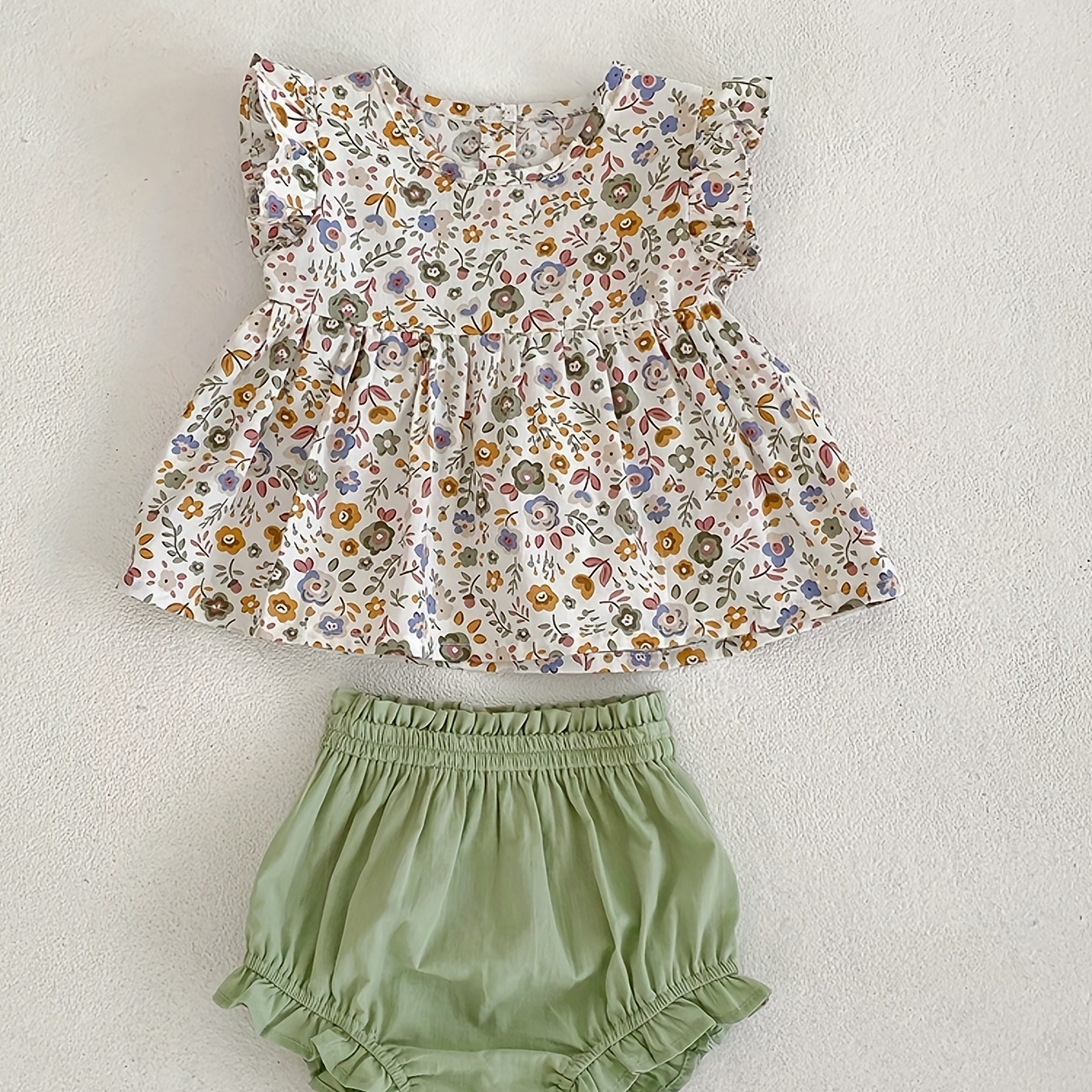 

Adorable Floral Print Outfit For Baby Girls - 2pcs Top & Shorts Set