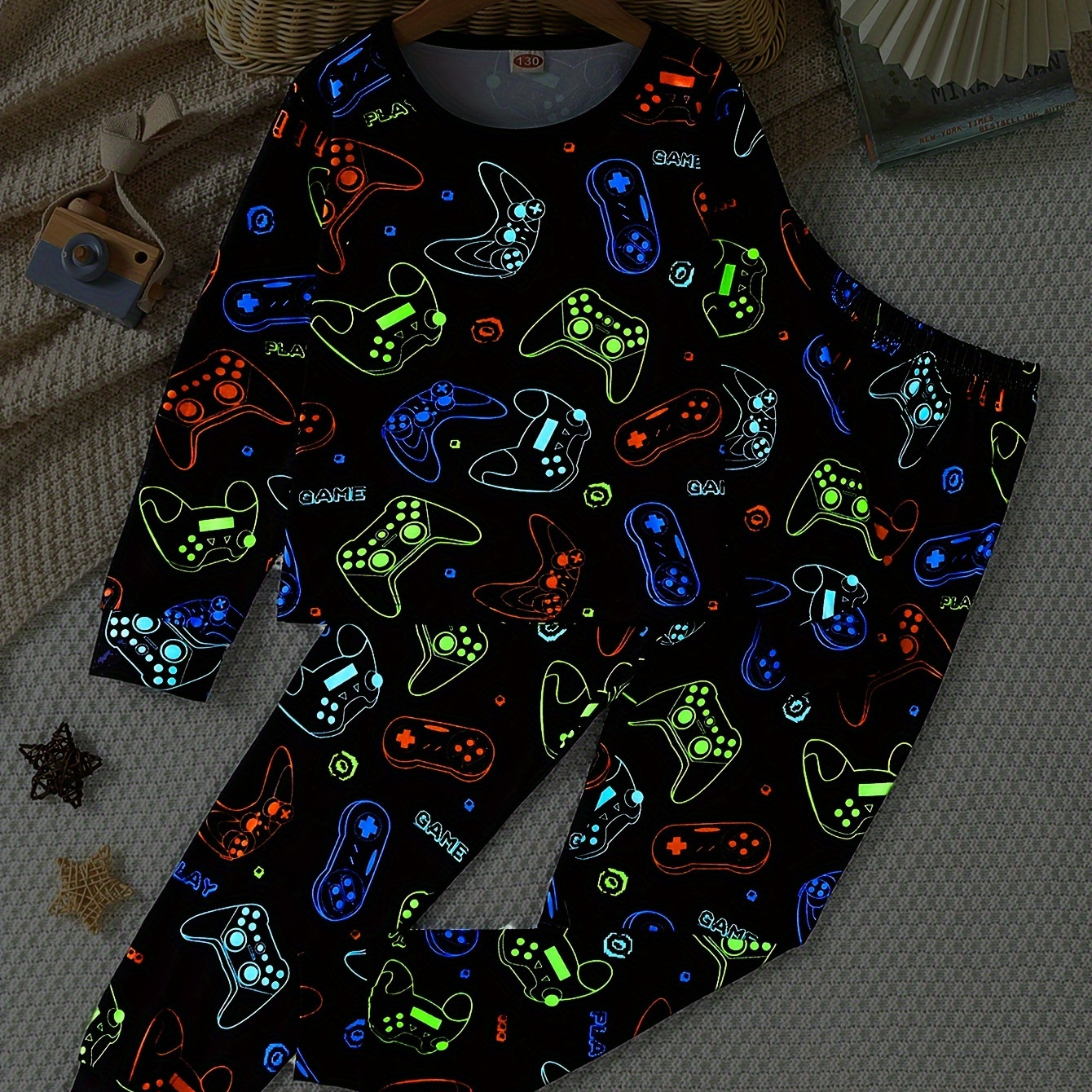 

Toddler Boys 2-piece Luminous Pajama Sets Cartoon Gamepad Pattern Round Neck Long Sleeve Top & Full Print Trousers Casual Pj Sets For All Seasons