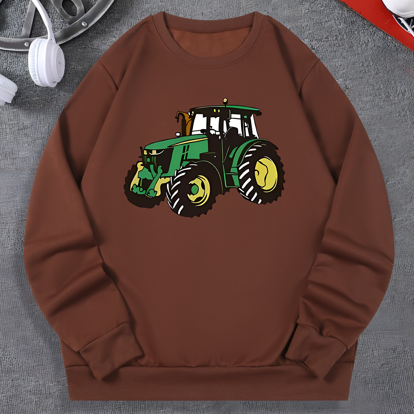 

Sweatshirt with a tractor design, perfect for men's casual wear. Ideal for outdoor activities in autumn and spring. Can be styled with a hip-hop necklace and makes a great gift.