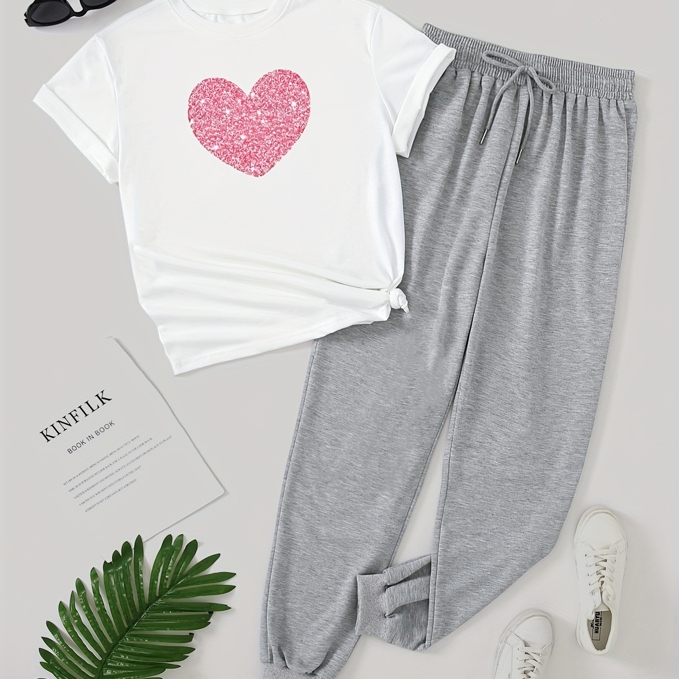 

Women's Casual Summer 2-piece Set, Short-sleeve Round Neck T-shirt With Heart Print & Long Sweatpants, Fashionable Sporty Cool Cute Outfit