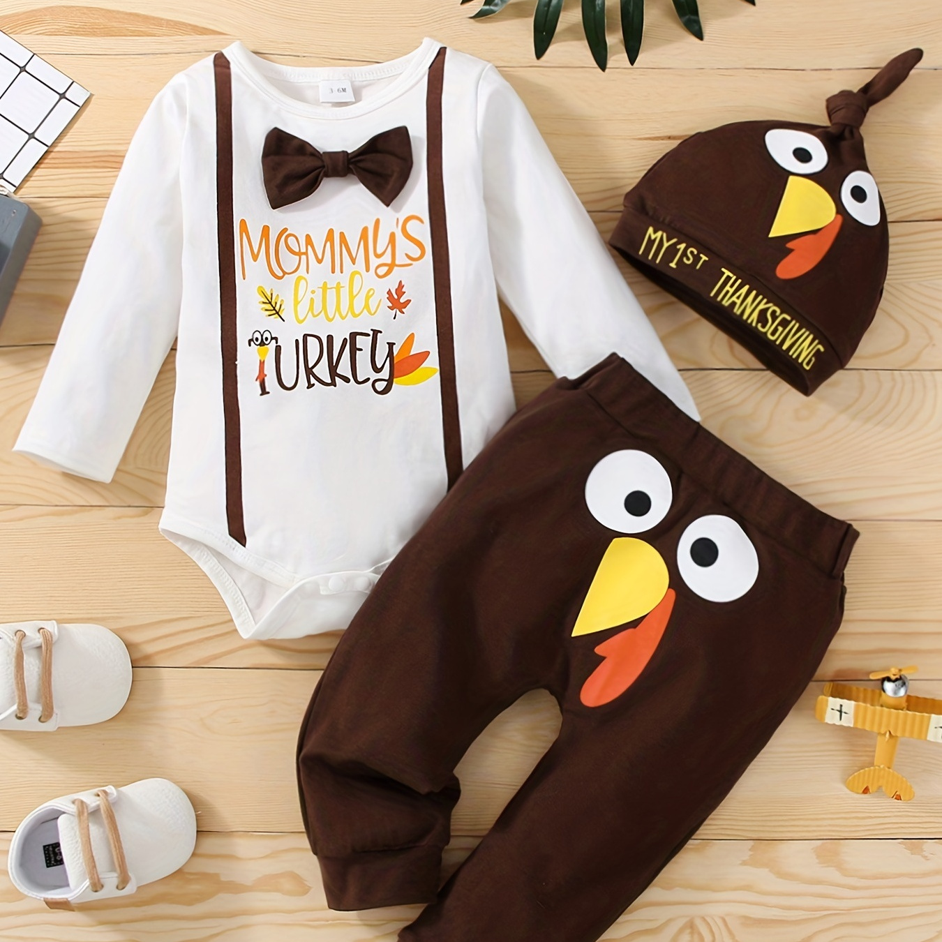 

Baby Boys Thanksgiving Dad Mom Letter Graphic Bow Romper + Turkey Patter Trousers + Hat Three-piece Set