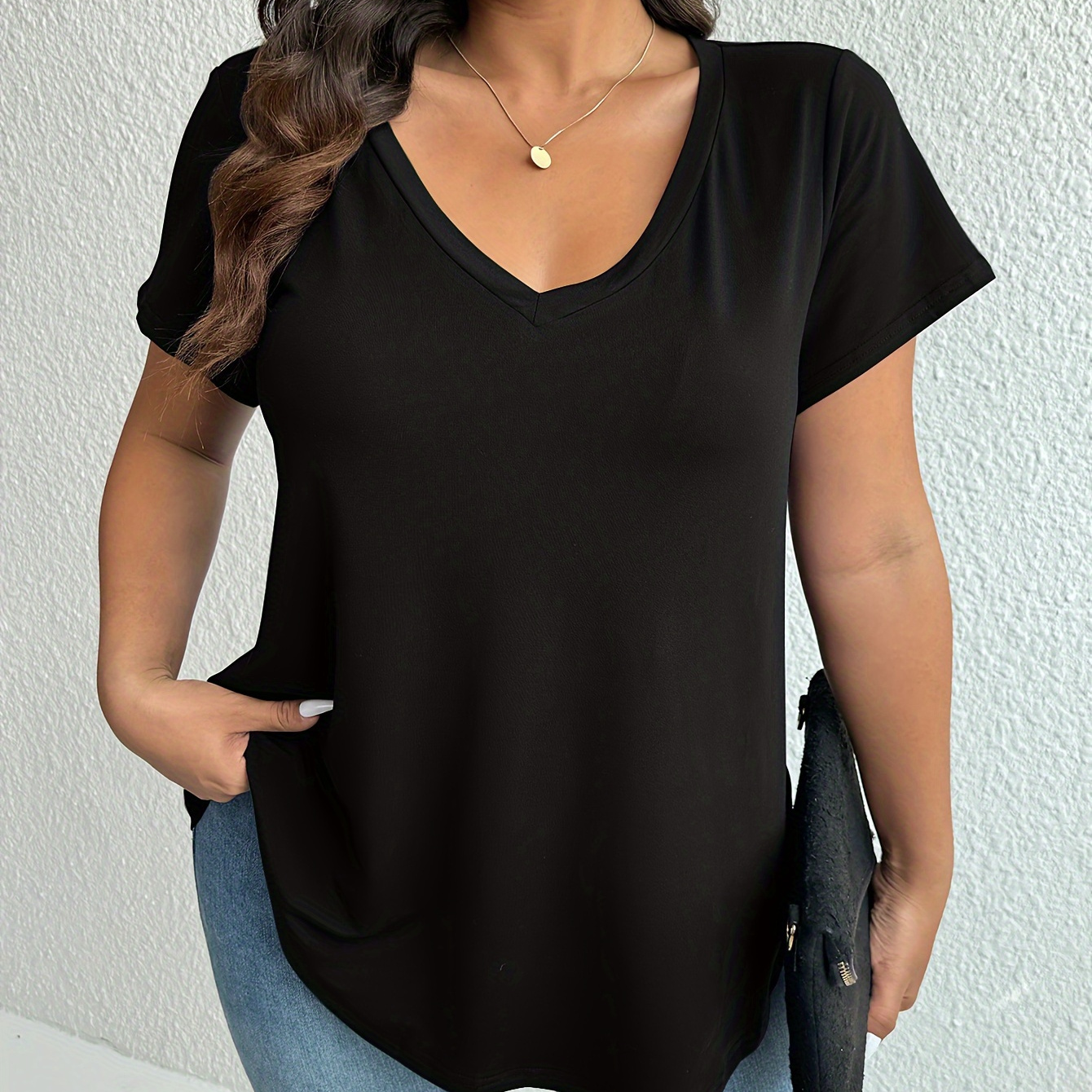 

T-shirt uni simple grande taille, T-shirt décontracté à manches courtes et col en V, vêtements grande taille pour femmes