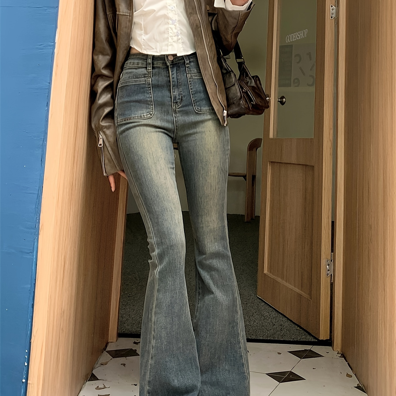 

Jean taille haute stretch à jambe évasée pour femme, style vintage, denim classique, pantalon patte d'éléphant décontracté, mode urbaine, coupe ajustée.