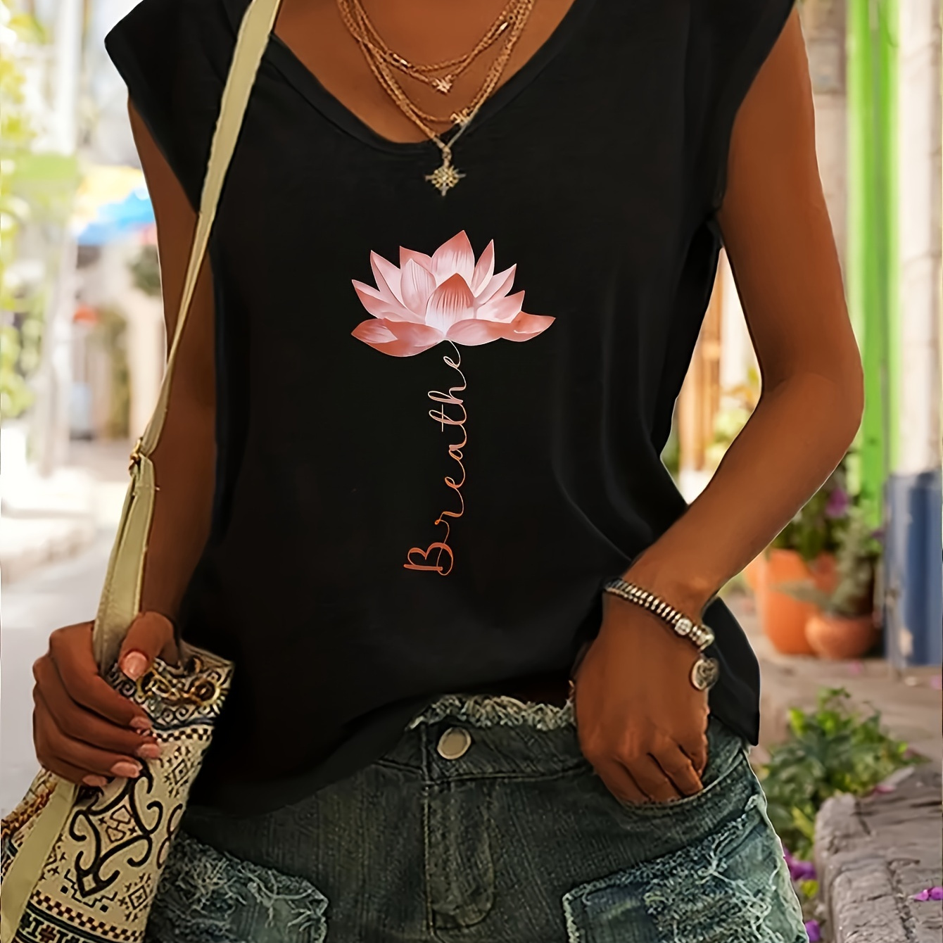 

T-shirt with a floral pattern, V-neck and short sleeves, perfect for spring and summer, for women in larger sizes