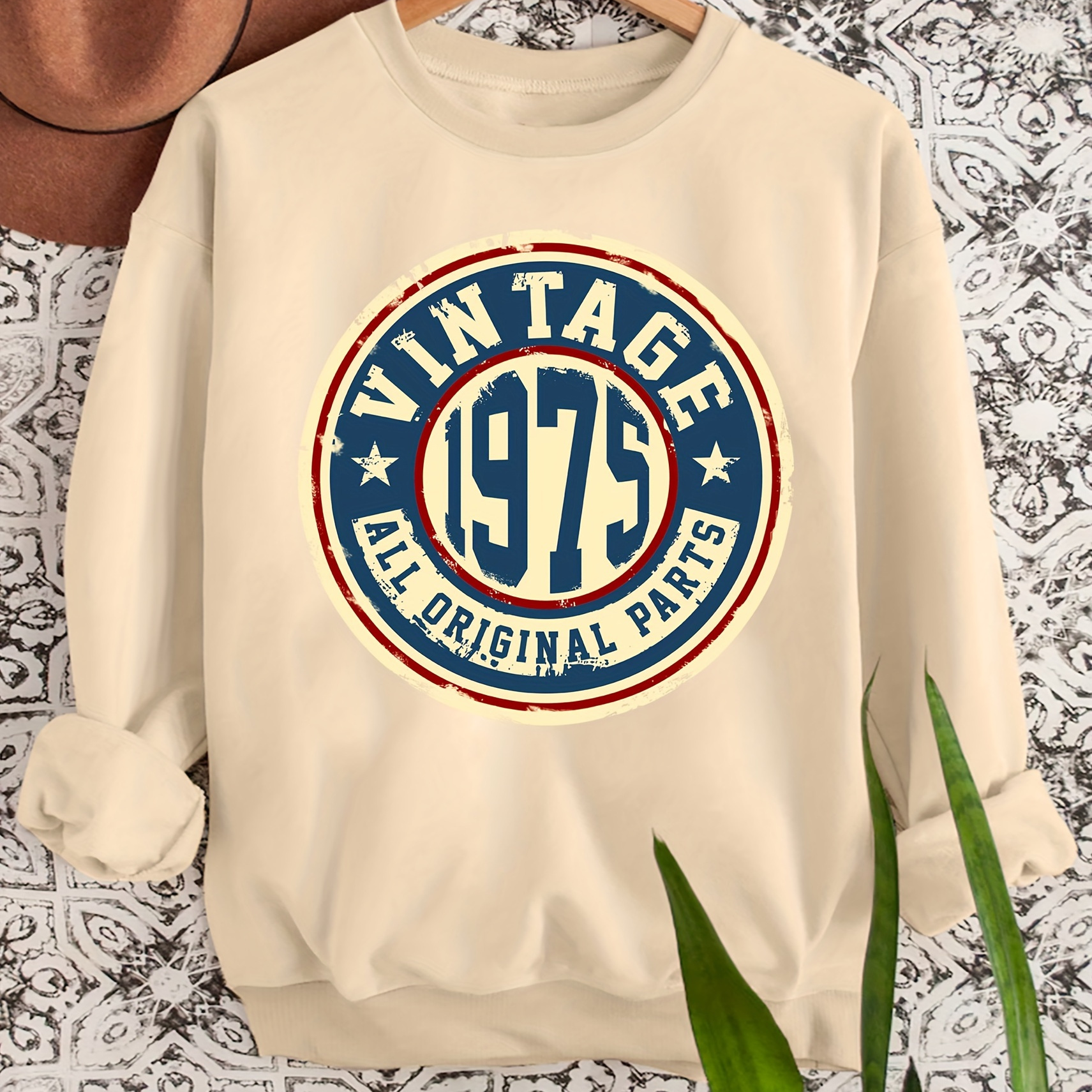 

Vintage 1975 Graphic Crew Neck Sweatshirt - 100% Polyester Casual Knit Fabric, Alphabet Pattern, Long Sleeve Pullover For Fall/winter