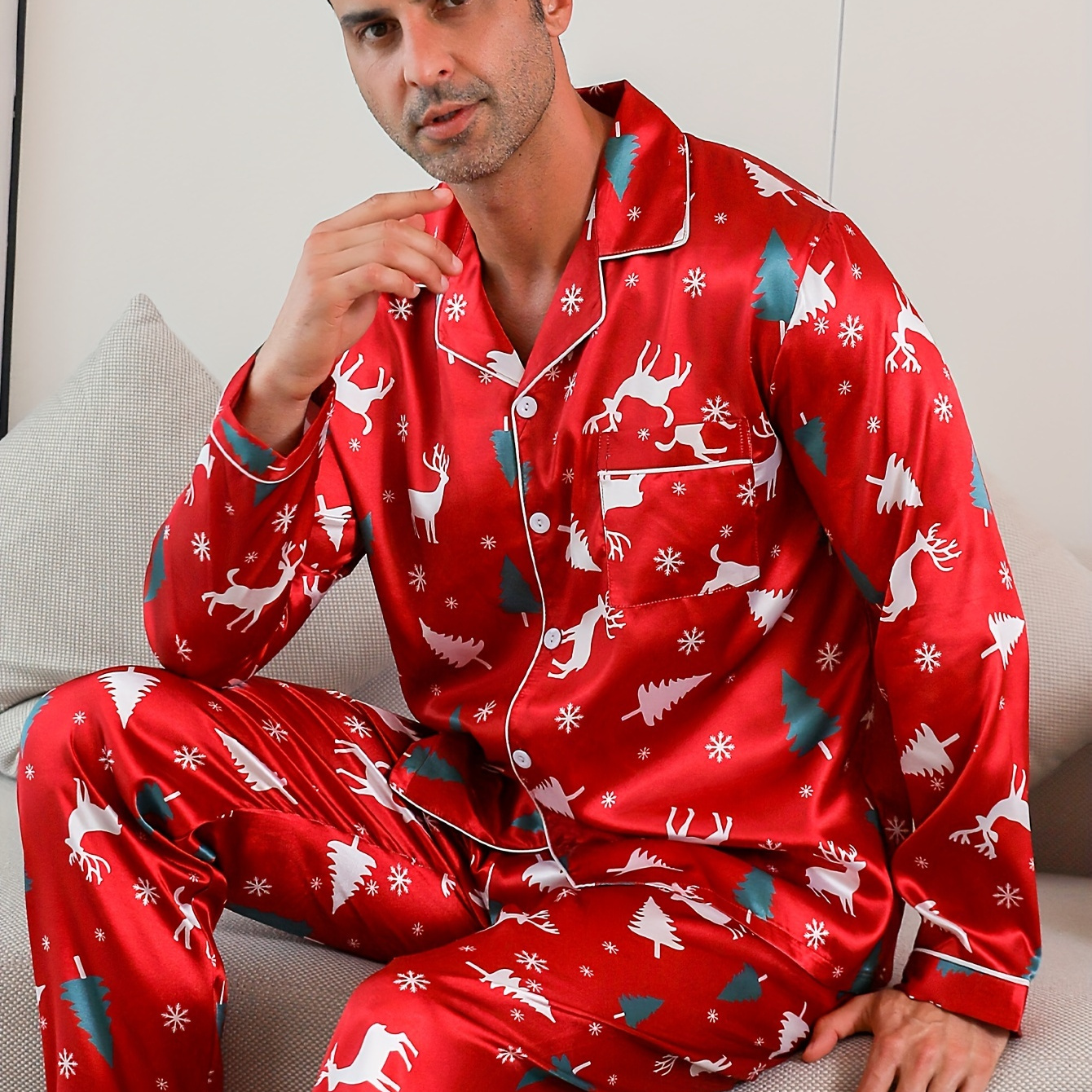 

2 Pcs Men's Trendy Christmas Tree Deer Print Lapel Long Sleeve & Trousers Pajama Set, Comfortable & Skin-friendly Style Men's Cozy Loungewear