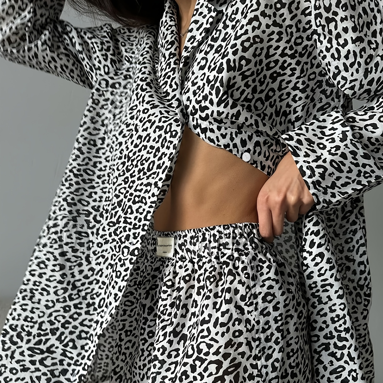 

1 Set Women's Leopard Print 2pcs Casual Outfit - Polyester Long Sleeve Lapel Collared Cardigan And Shorts Set, Loose Fit, Solid Color Woven Pantsuit