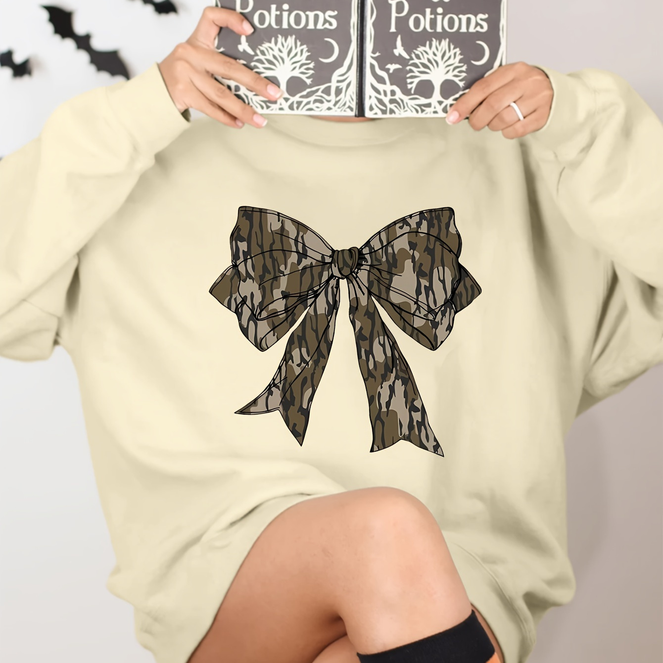 

Chic Bow Graphic Crew Neck Sweatshirt For Women - Cozy Polyester, Machine Washable, Perfect For Fall & Winter