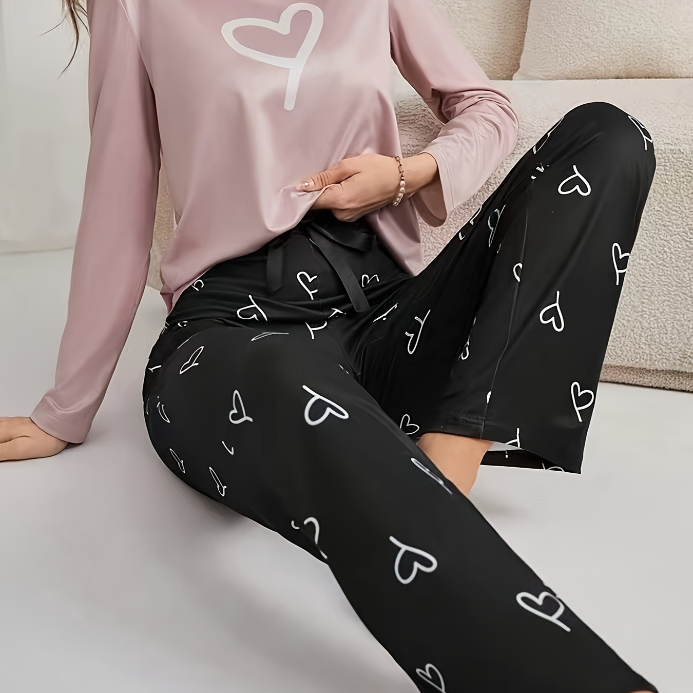 

Women's Heart Print Casual Pajama Set, Long Sleeve Round Neck Top & Pants, Comfortable Relaxed Fit For Fall & Winter