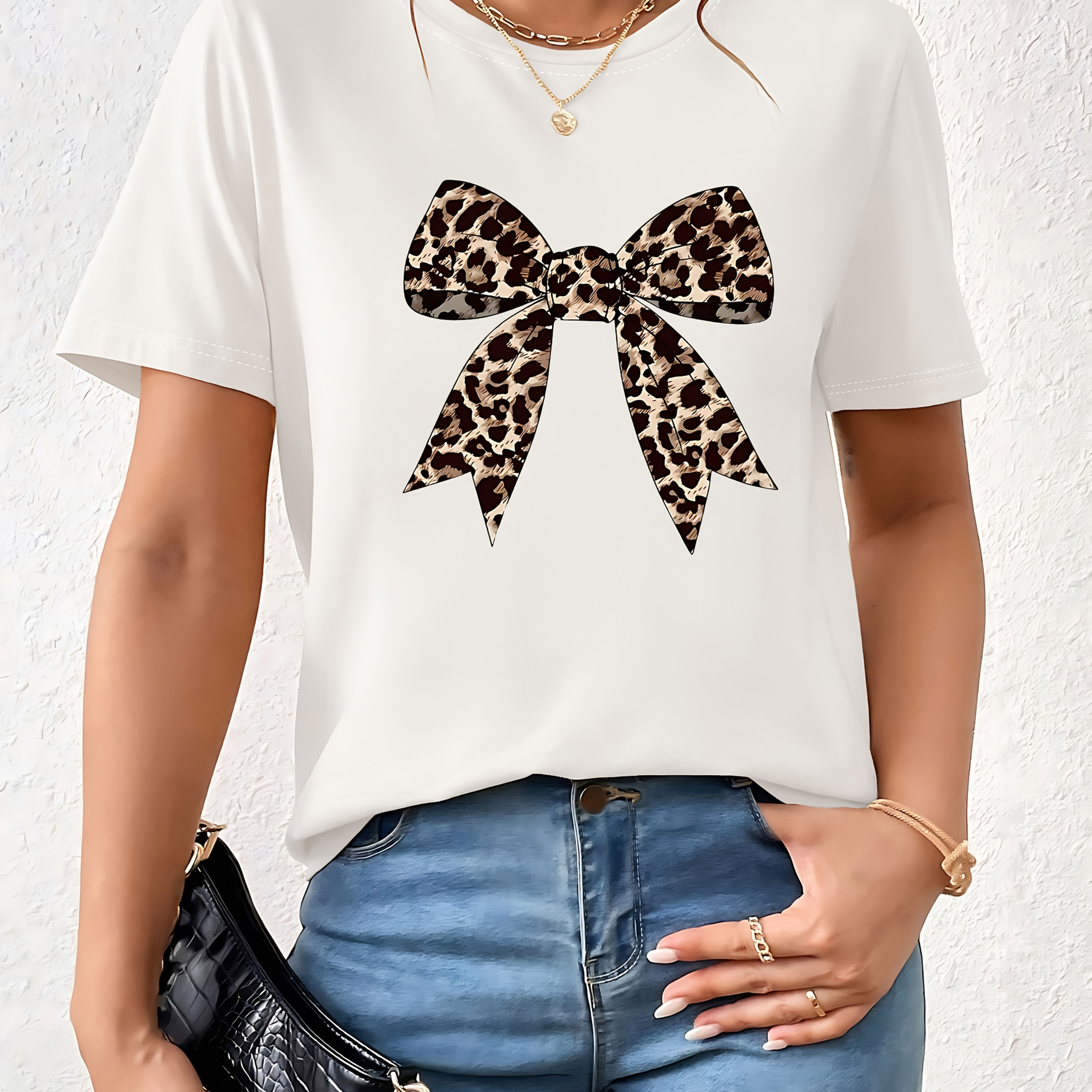 

Elegant Vacation Minimalist Stylish Leopard Print Bow Graphic, Leopard Print Bow Pattern T-shirt, Letter And Graphic Printed T-shirt, Women' Base Printed T-shirt, Soft And .