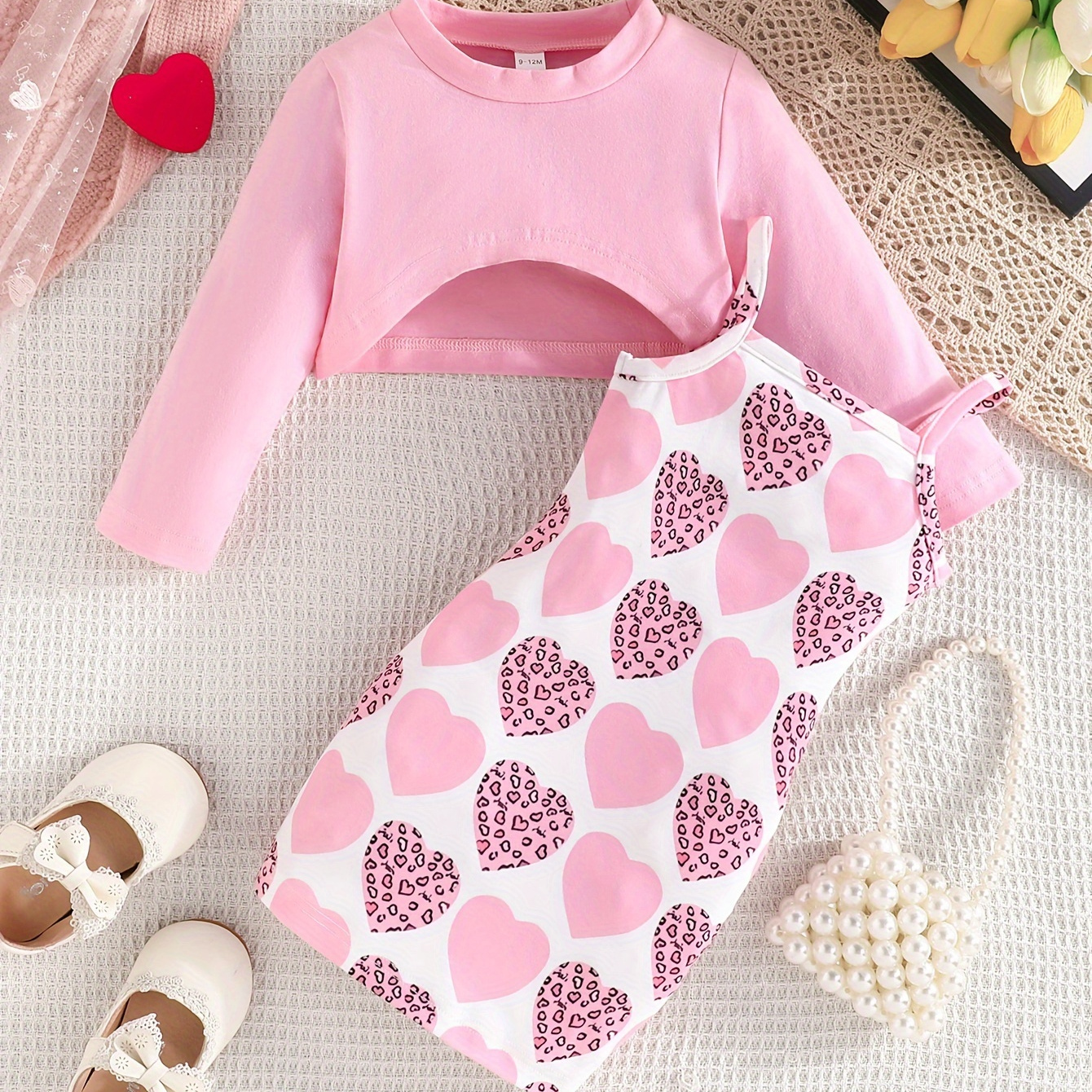 

Ensemble de vêtements pour bébé fille 2 pièces, haut court de couleur unie tendance et robe d'été à motif de cœur, pour tout-petits et nourrissons.