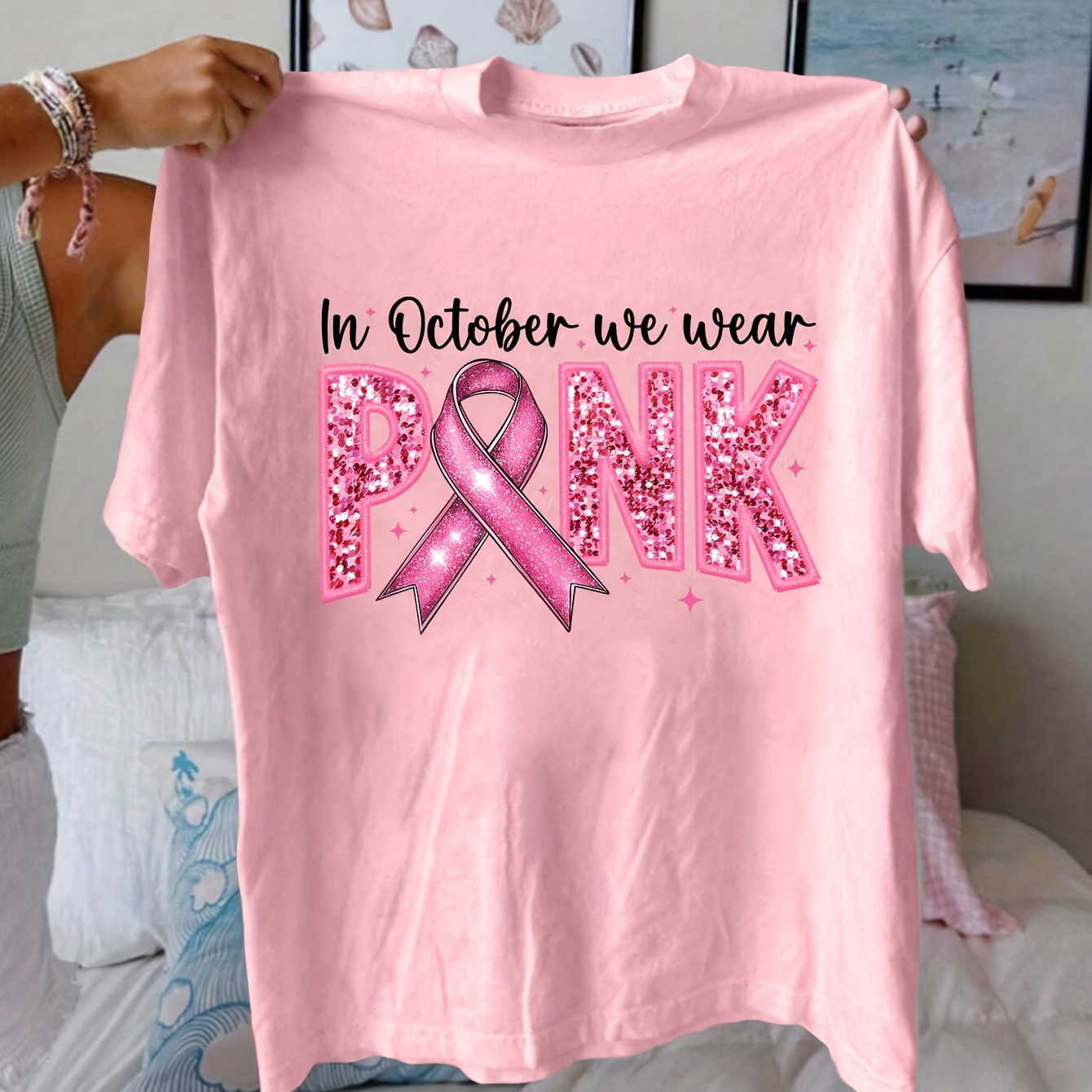 

T-shirt en polyester mélangé pour femme avec un motif de - Style décontracté à col rond, manches courtes, tissu tricoté, longueur standard pour l'été - Imprimé "En octobre, portons du rose