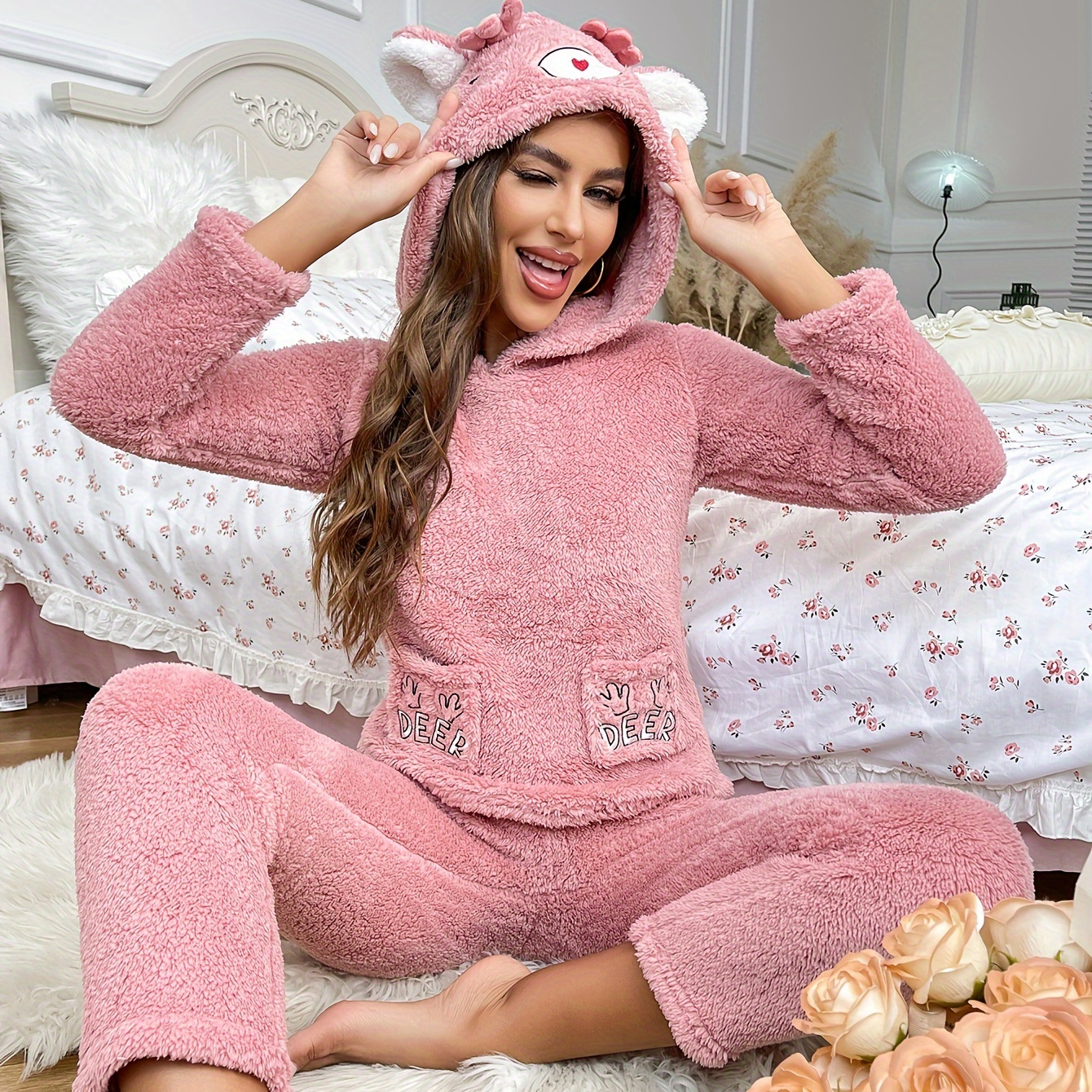 

1 ensemble de pyjama d'hiver pour femme avec capuche - jolis détails brodés, couleur unie, tissu en de polyester, manches longues et pantalon, vêtements de détente pour adultes