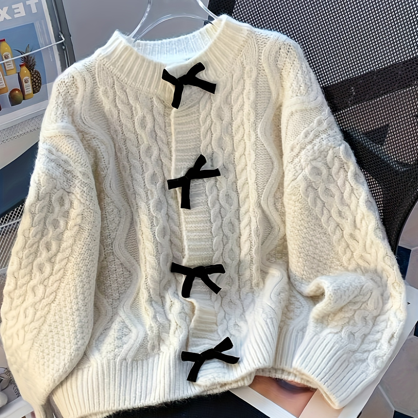 

Un cardigan tricoté de style européen et américain avec un motif torsadé et un nœud de couleur contrastante, adapté , à et à l'hiver, conçu .