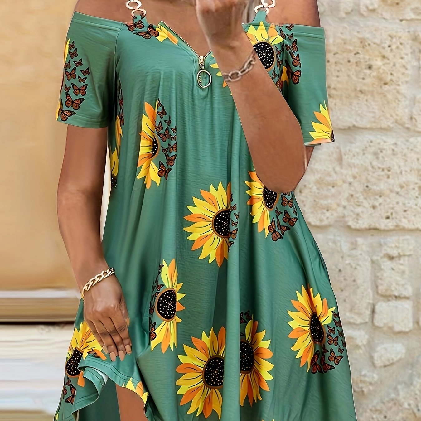 

Plus Size Sunflower Print Cold Shoulder Dress, Casual Chain Detail Short Sleeve Dress For Spring & Summer, Women's Plus Size Clothing