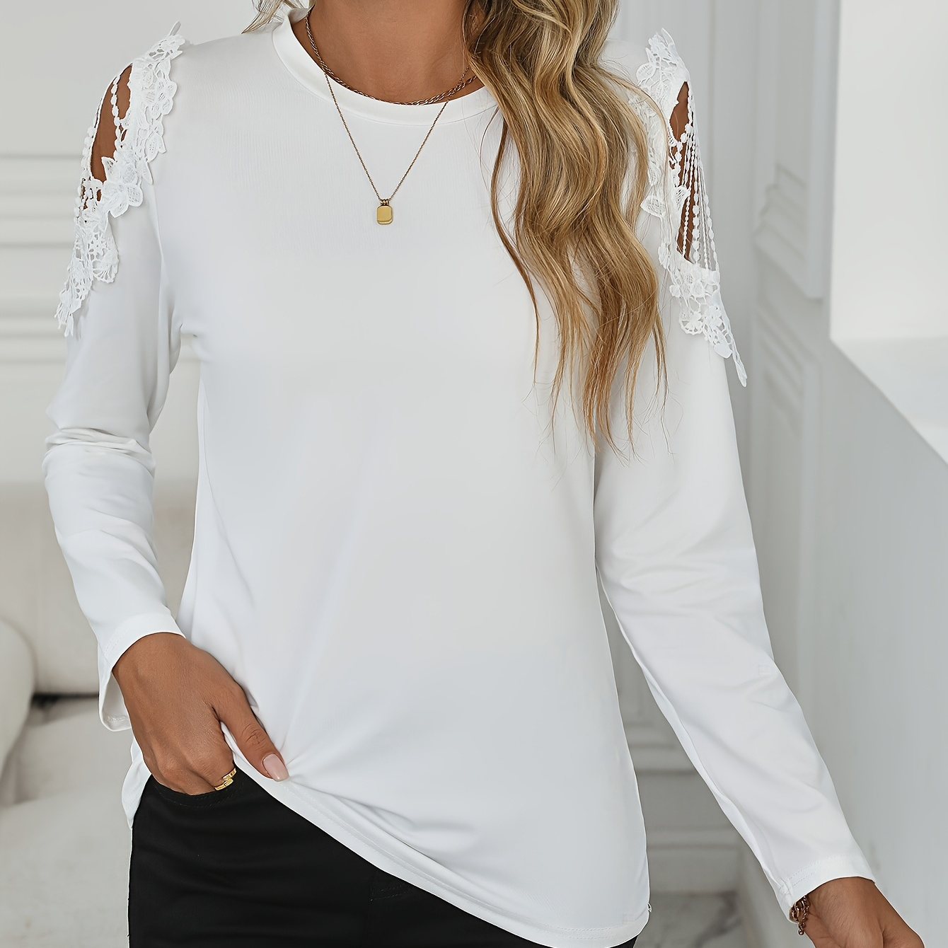 

T-Shirt Élégant pour Femme avec Détails en Dentelle et Manches Longues - Col Rond, Mélange de Polyester Extensible, Lavable en Machine, pour la Mode Printemps/Été