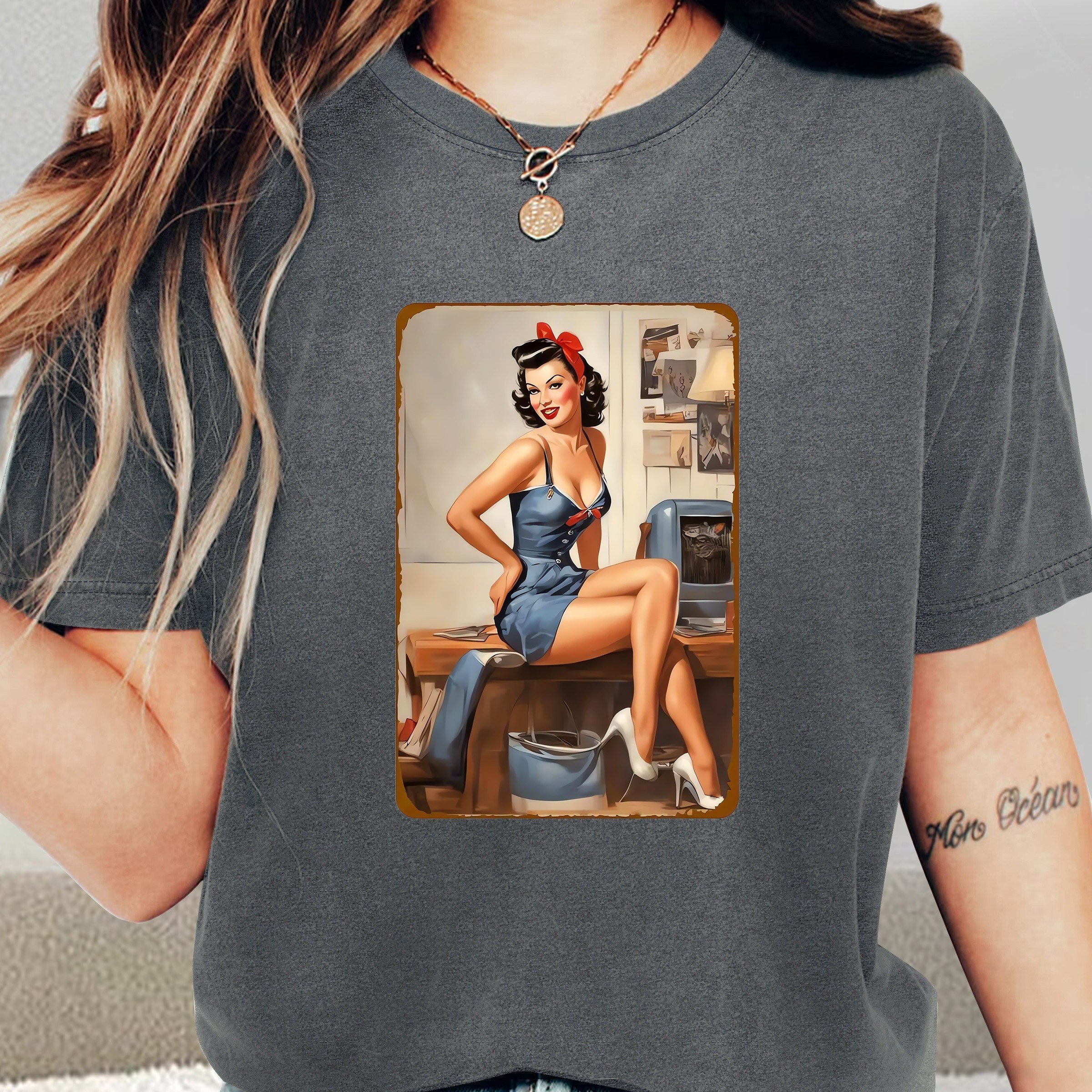 

Women's Vintage Girl Graphic T-shirt, Movie Star Print, Fashionable Retro Casual Athletic Style, Round Neck Short Sleeve Top