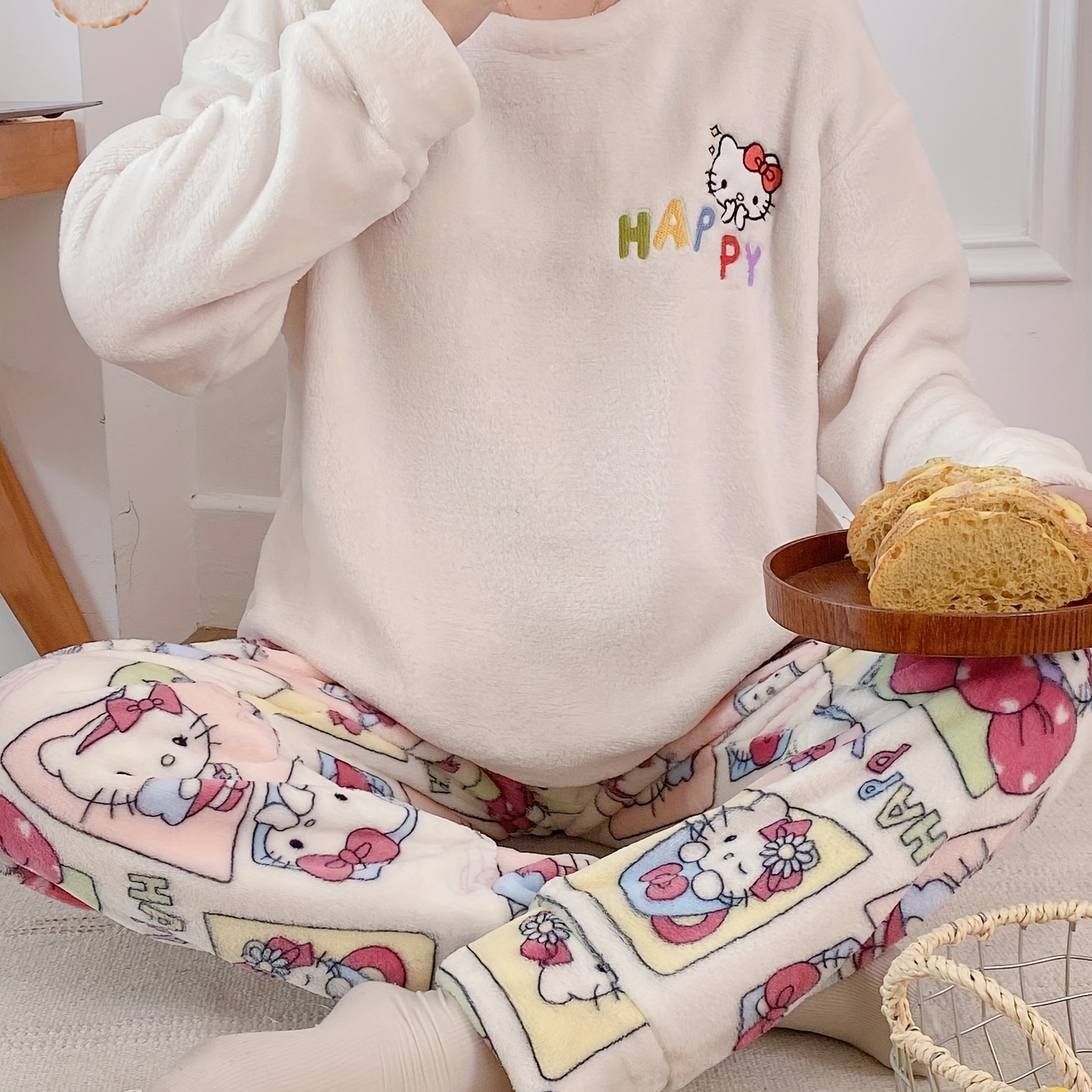 

Cozy Winter Plush Hello Kitty Pajama Set For Girls - Cute Cartoon Pattern, Long Sleeve & Pants, Soft Polyester, Non-transparent, Round Neck Sleepwear & Loungewear