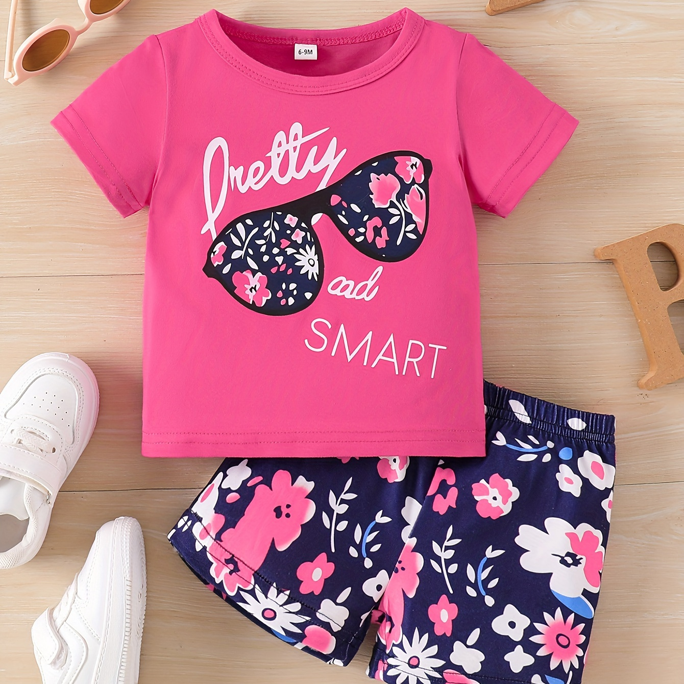 

Baby's "pretty And Smart" Sunglasses Print 2pcs Casual Summer Outfit, T-shirt & Flower Pattern Shorts Set, Toddler & Infant Girl's Clothes For Daily/holiday/party