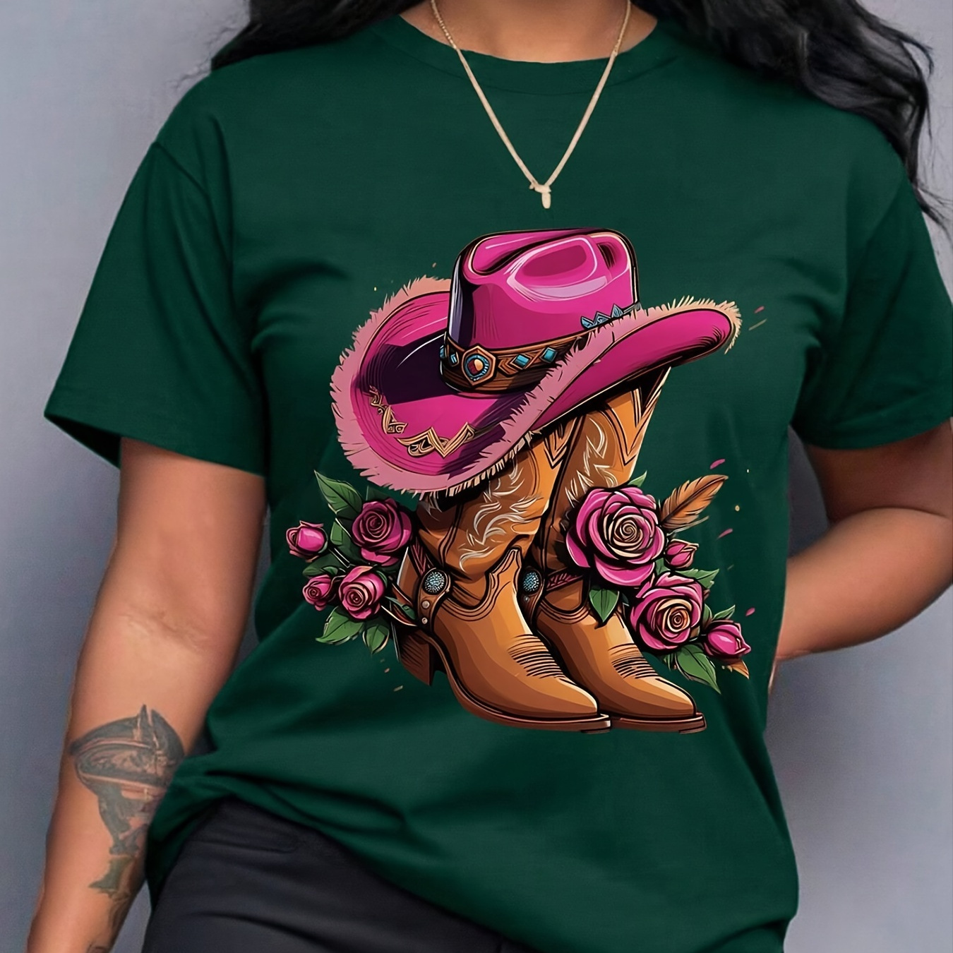 

T-shirt décontracté à col rond pour femme avec imprimé floral et botte de cowboy rose, tissu en de polyester avec élasthanne, longueur standard - à en toute