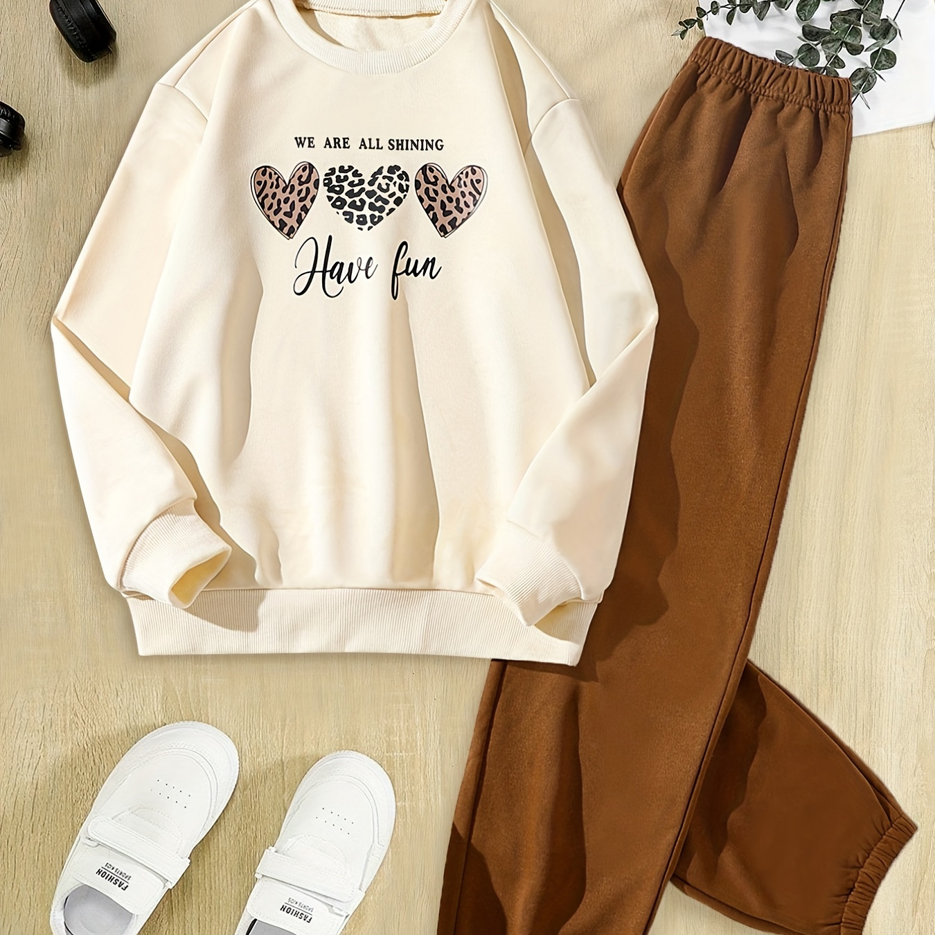 

Girls 2pcs We Are All Shining Have Fun And Heart Print Sweatshirt & Solid Jogger Pants Set Sports Kids Clothes