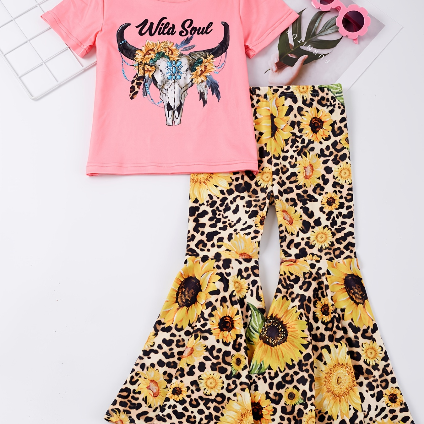 

2pcs Girls Round Neck T-shirt Cow Head Print Short Sleeve Tops & Sunflower Leopard Print Flare Leg Pants Set Kids Clothes