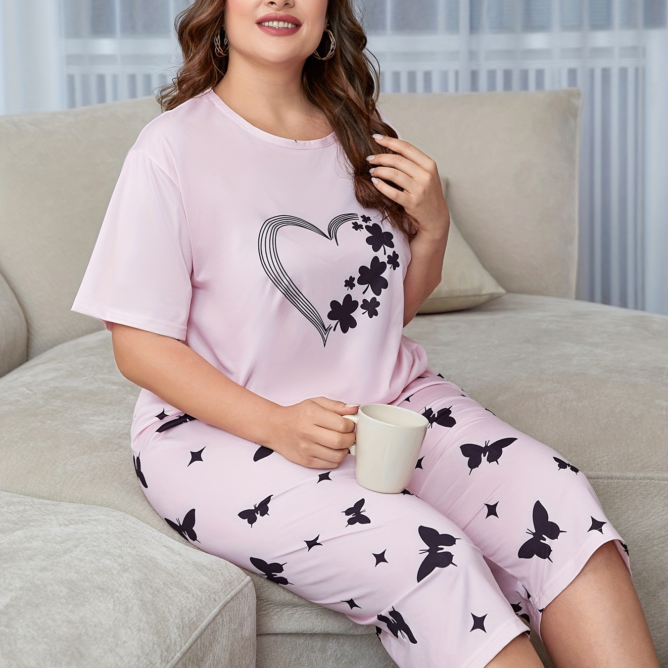 

Plus Size Casual Pajama Set, Women's Plus Clover Heart & Butterfly Print Short Sleeve Round Neck Tee & Capri Pants Loungewear 2 Piece Set