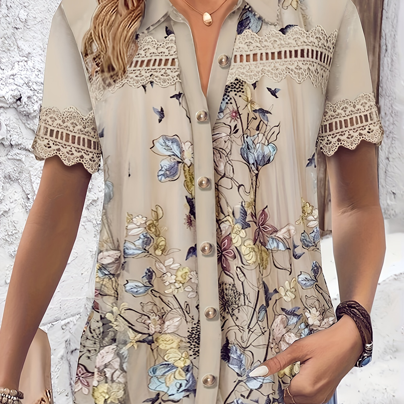 

Blouse Décontractée à Imprimé Floral pour Femme - Manches Courtes, Boutonnée avec Détail en Dentelle, Mélange de Polyester et Spandex Respirant, Parfaite pour /Été