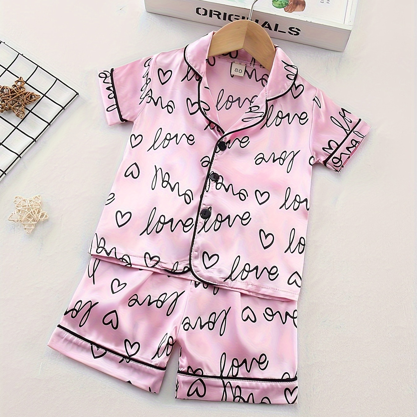 

Girls 2-piece Pajama Sets Allover Letter Pattern Lapel Front Buckle Short Sleeve Top & Matching Short Pants Casual Pj Sets
