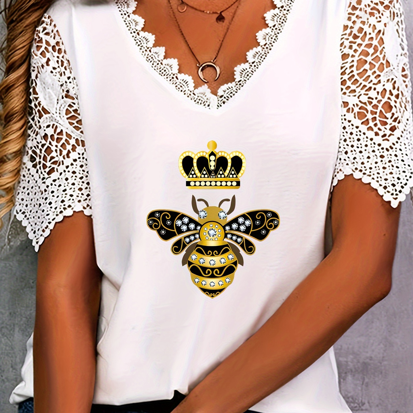 

Plus Size Bee Pattern T-shirt, Casual Lace Stitching V Neck Short Sleeve T-shirt, Women's Plus Size clothing