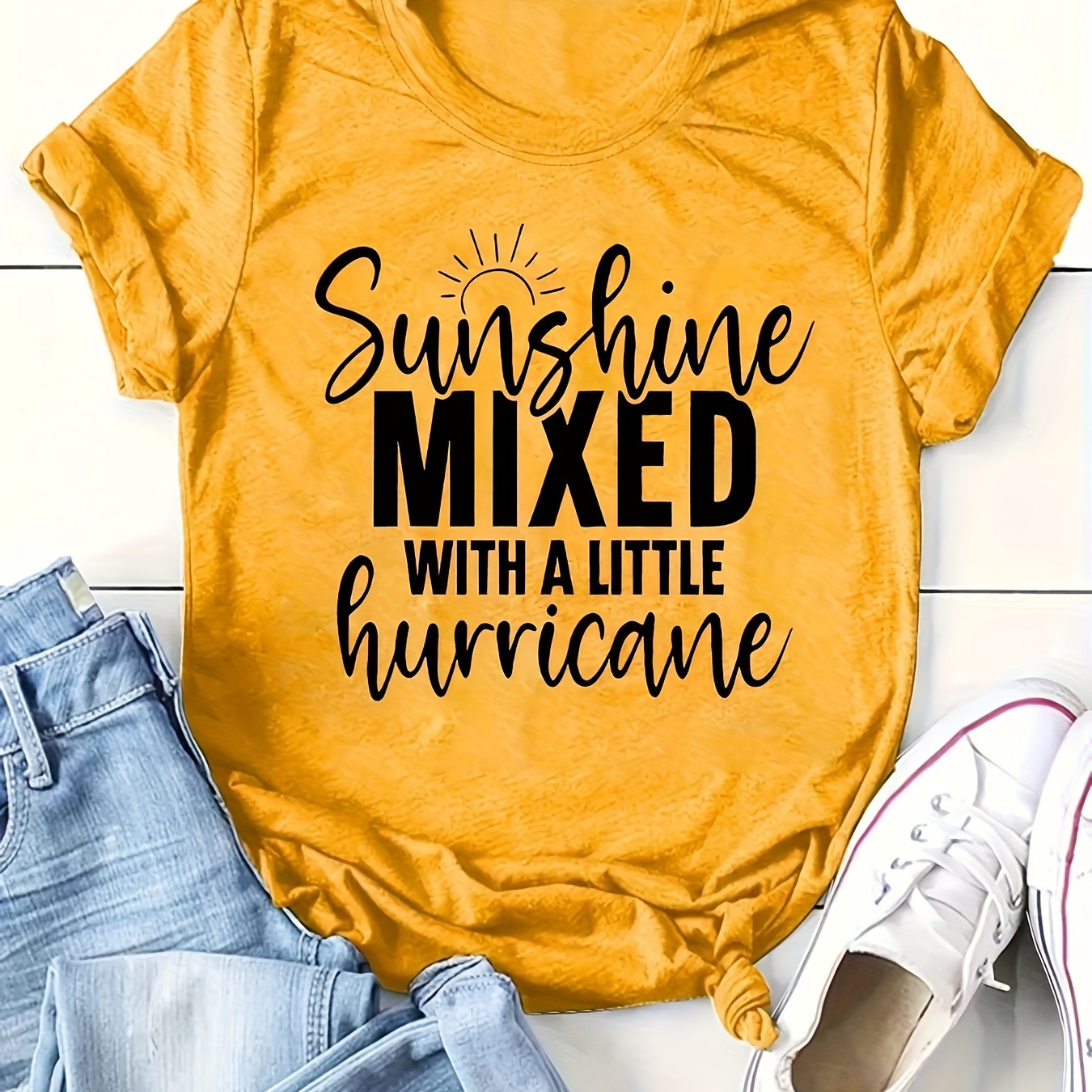 

1pc T-shirt d'été décontracté à col rond pour femmes avec poche, tissu tricoté en polyester, légèrement extensible, motif alphabétique " with a Little Hurricane", haut à manches courtes