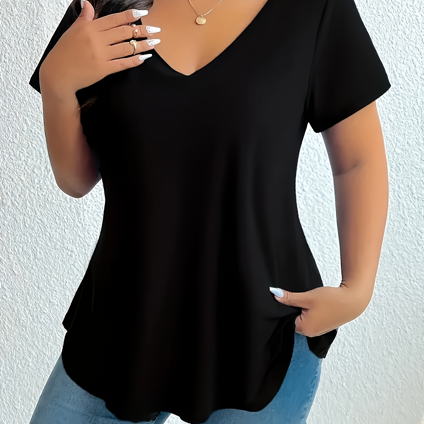 

T-shirt uni simple grande taille, T-shirt décontracté à manches courtes et col en V, vêtements grande taille pour femmes