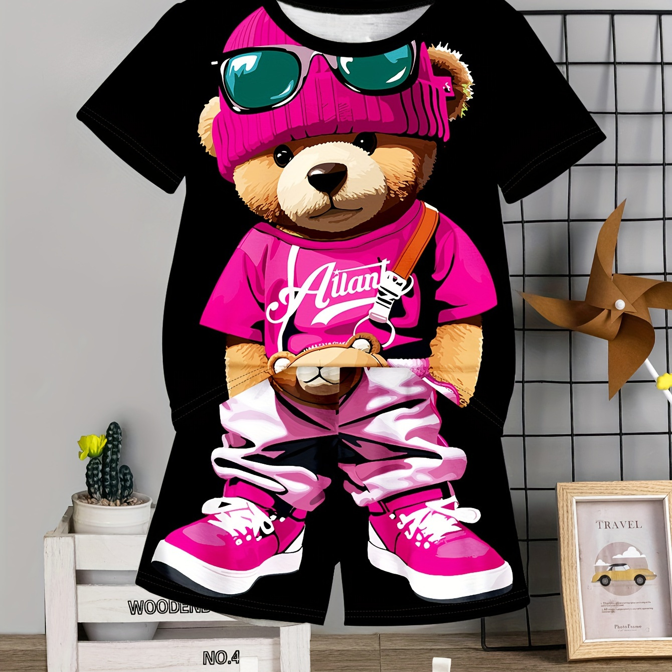 

2pcs - Casual Versatile Boy's Summer Set - Cool Bear Crossbody Bag Graphic Short Sleeve T-shirt + Shorts Cool Comfy Set As Gift