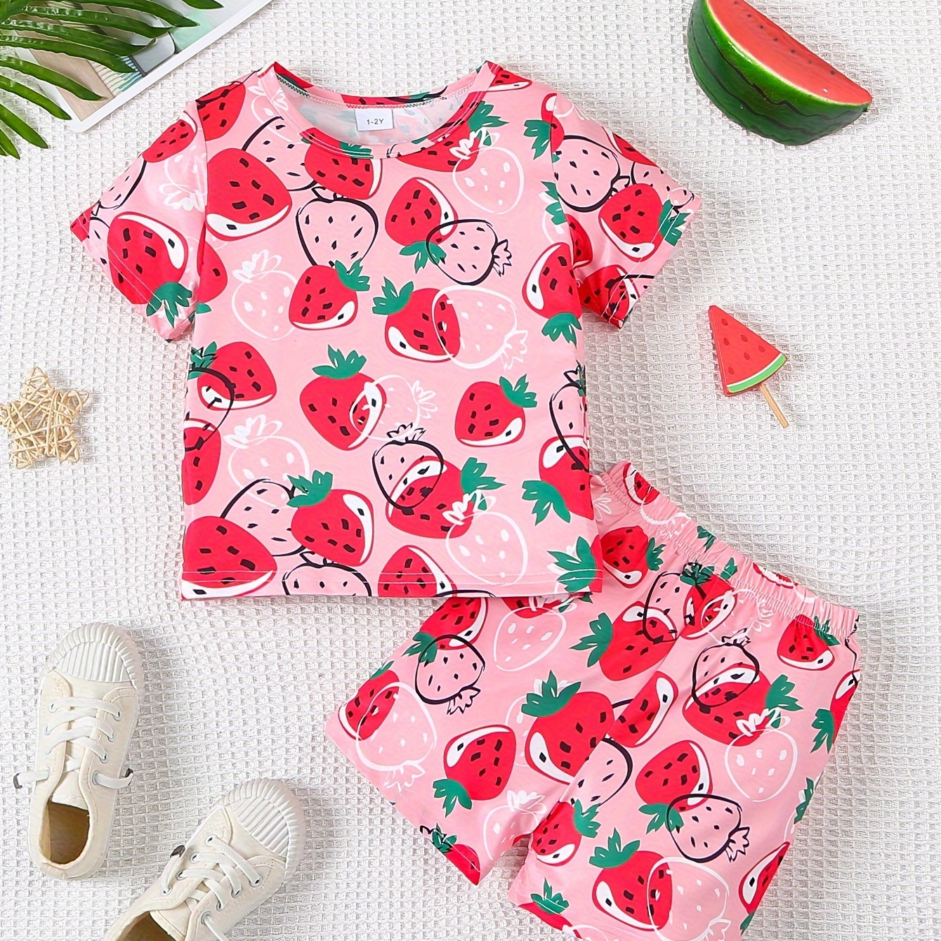 

Toddler Kid Girls 2-piece Pajama Set Allover Cartoon Strawberry Print Crew Neck Short Sleeve T-shirt + Matching Shorts Comfy Loungewear