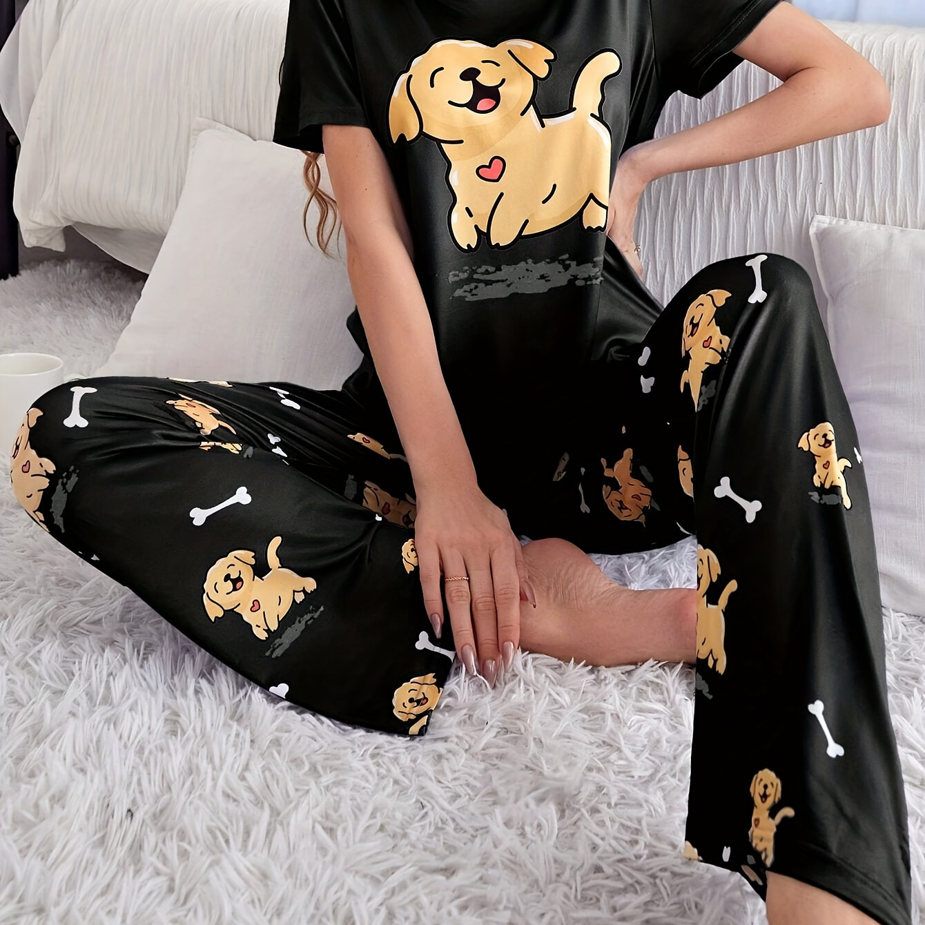 

Ensemble de pyjama pour femme avec imprimé chiot de dessin mignon, haut à manches courtes et col rond, pantalon, coupe décontractée confortable.