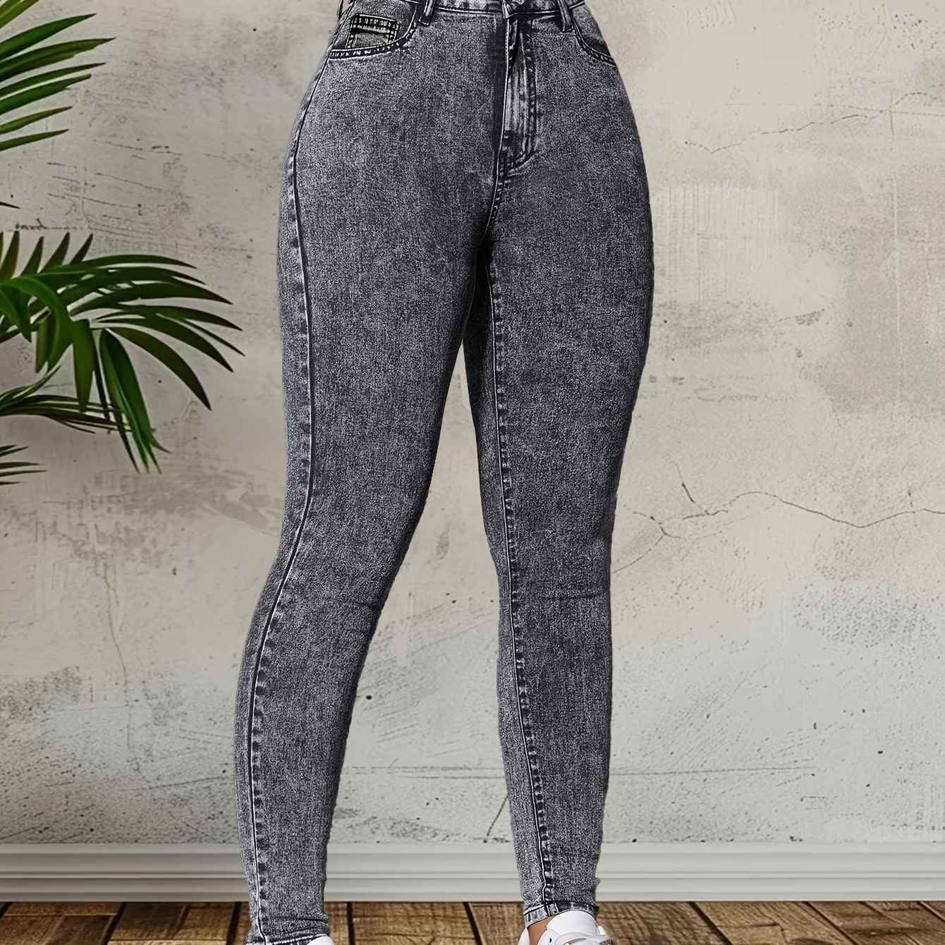 

Pantalon skinny en denim délavé gris, coupe décontractée, fermeture à glissière et bouton, pour femme.