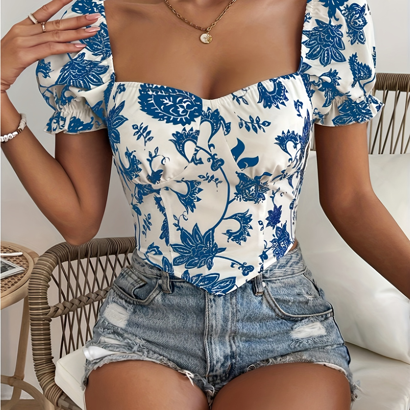 

Blouse à imprimé floral avec encolure en cœur, élégant bustier à manches bouffantes et ourlet mouchoir pour le printemps et l'été, vêtements pour femmes.