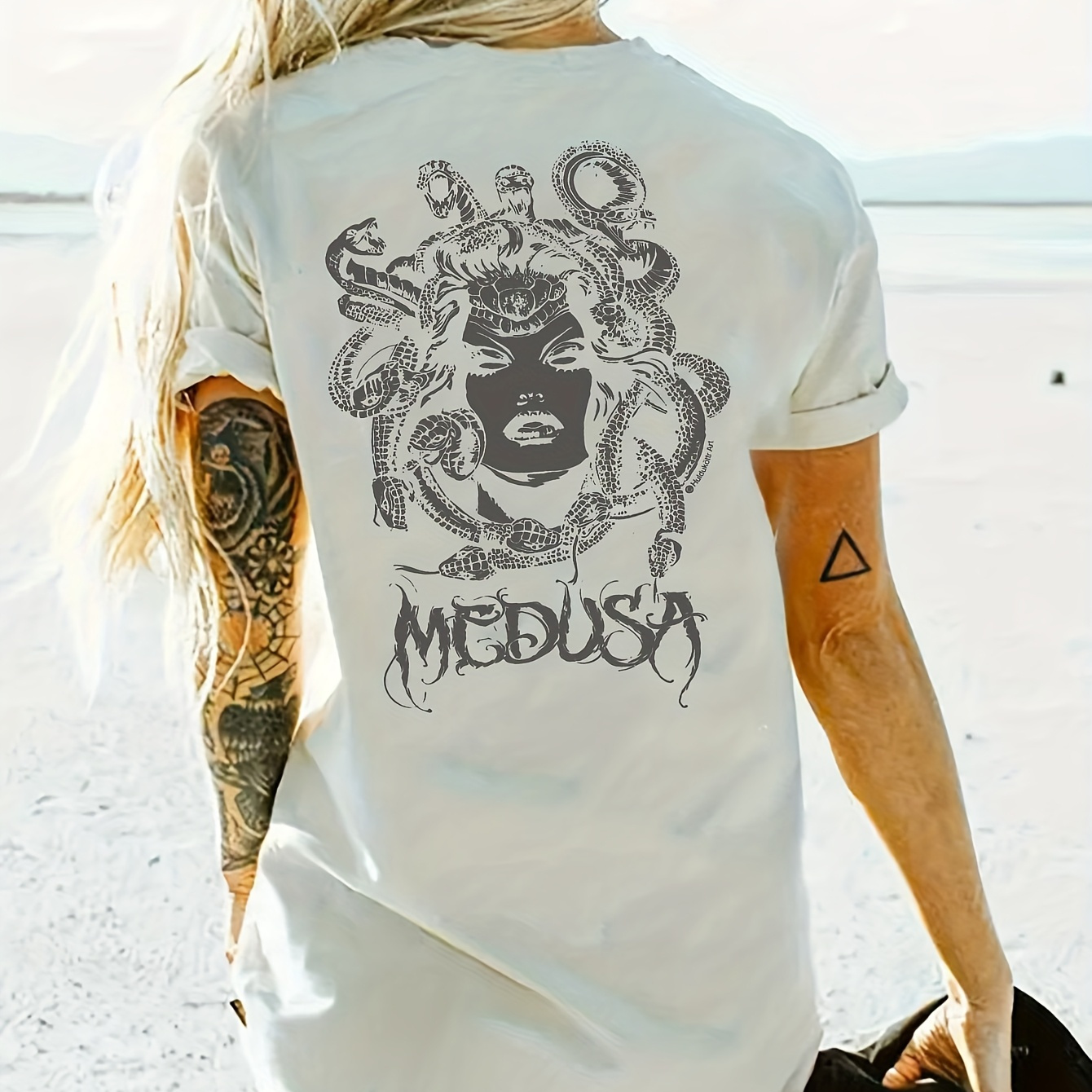 

1pc T-shirt Medusa, style décontracté pour femmes, T-shirt grande taille, tissu tricoté en polyester, col rond, motif de lettres, longueur régulière - Toutes les