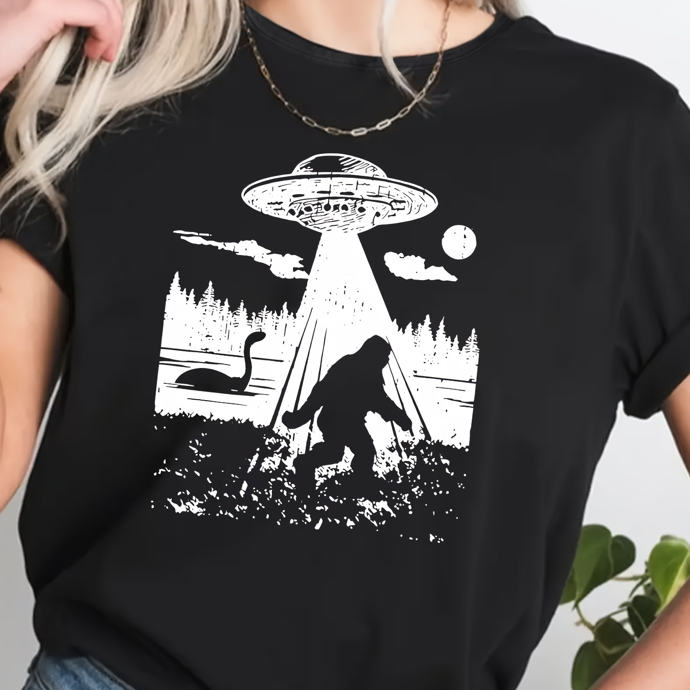 

Women's Ufo Graphic Tee, Casual Short Sleeve Top, Fashionable Sporty Style T-shirt, Extraterrestrial & Sasquatch Illustration Print, Streetwear