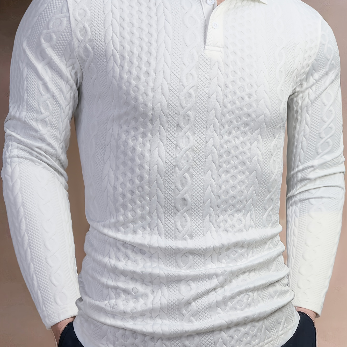 

Polo manches longues en polyester pour homme, coupe ajustée, col boutonné et tissu tricoté.