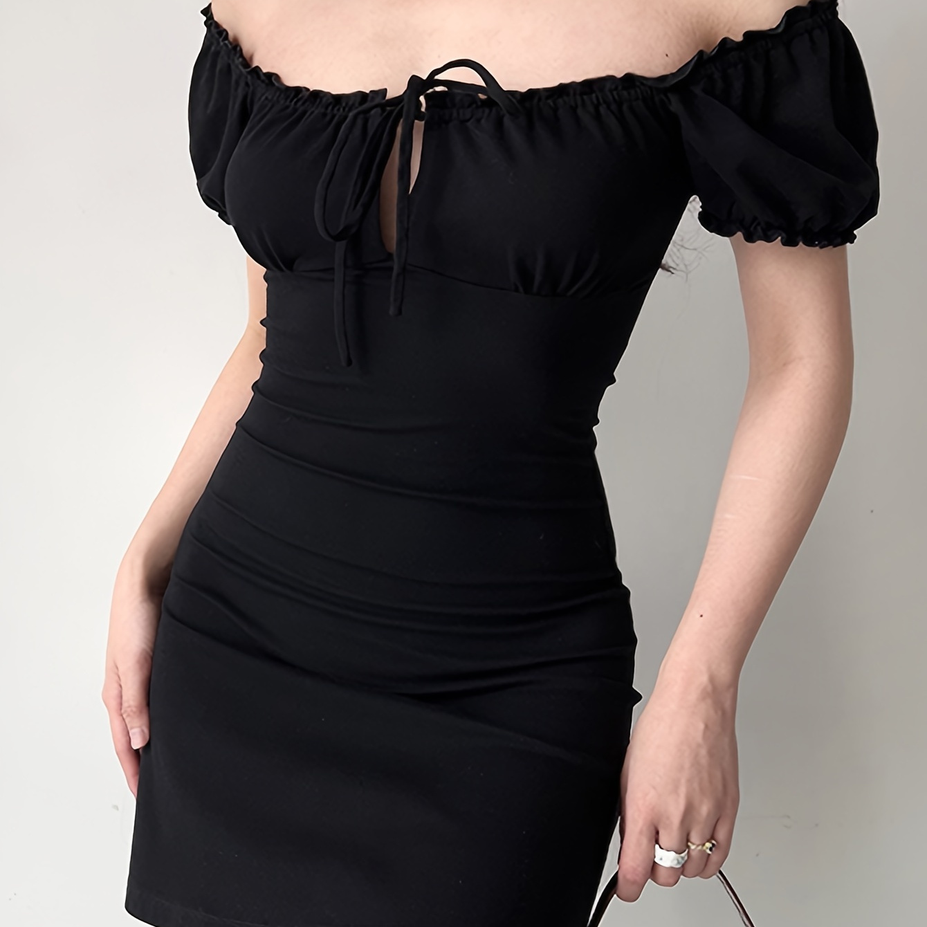 

Robe courte moulante à épaules dénudées et nouée sur le devant, robe sexy à manches courtes pour les rendez-vous, vêtements pour femmes.