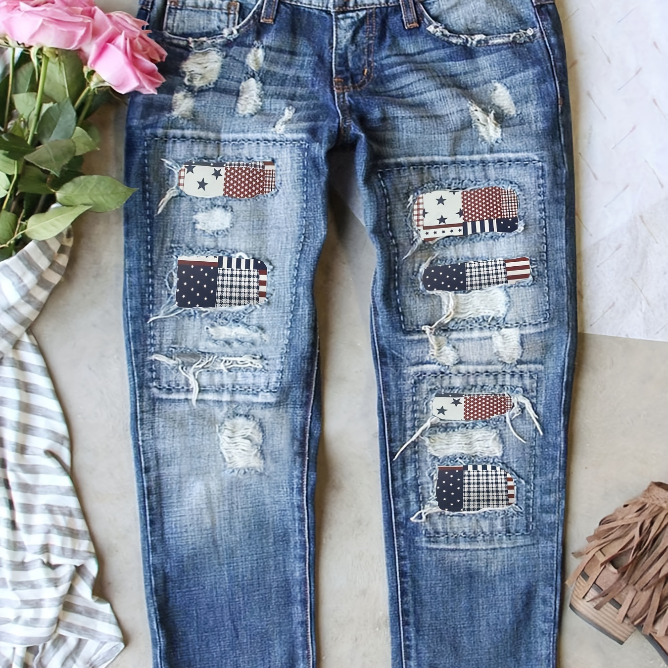 

Drapeau américain à motif vieilli, patchwork déchiré, pantalon en denim pour le 4 juillet, jeans et vêtements en denim pour femmes.