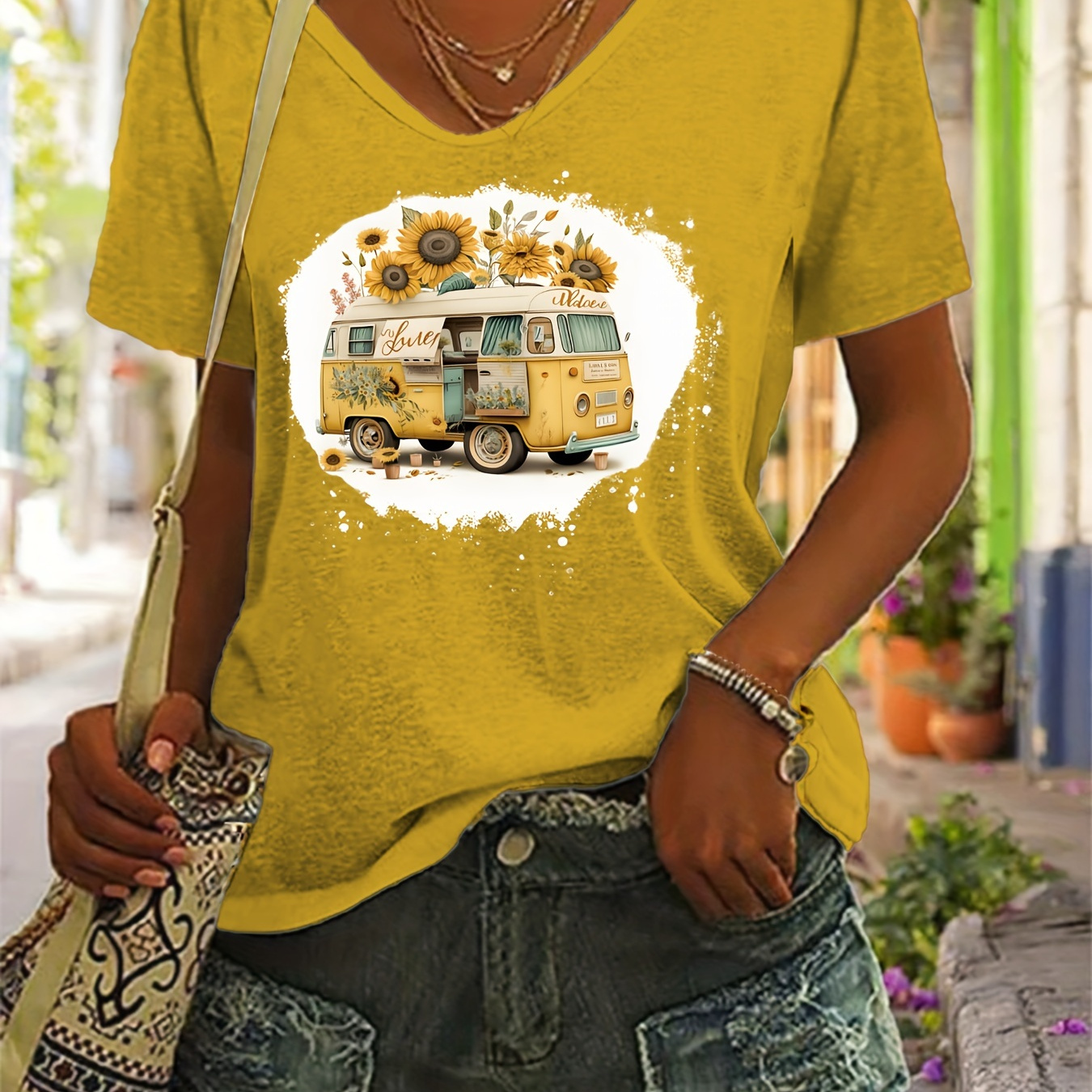 

T-shirt imprimé bus et fleurs, haut décontracté à col en V à manches courtes pour l'été et le printemps, vêtements pour femmes