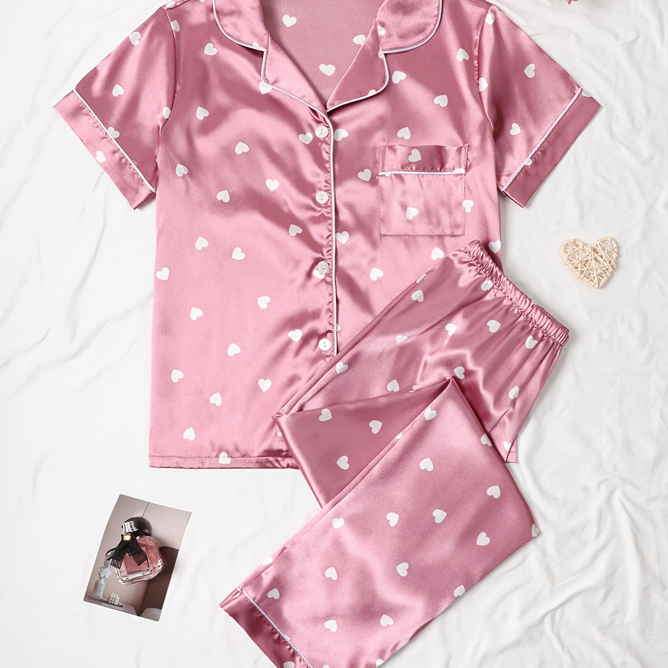 

Ensemble de pyjama en satin pour femmes, imprimé cœur, manches courtes avec col à et pantalon à taille élastique, 97% polyester 3% élastan, vêtements de détente pour toutes les .