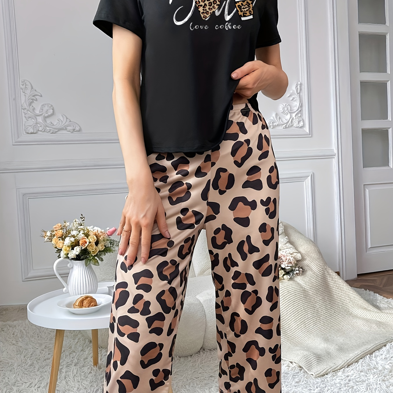 

Ensemble pyjama léopard cœur & café & lettre, haut décontracté à manches courtes col rond & pantalon capri, vêtements de nuit pour femmes