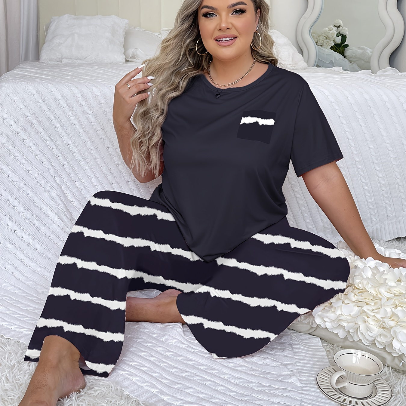 

Women's Plus Casual Pajamas Set, Plus Size Striped Pocket Patched Short Sleeve Top & Pants Lounge 2 Piece Set