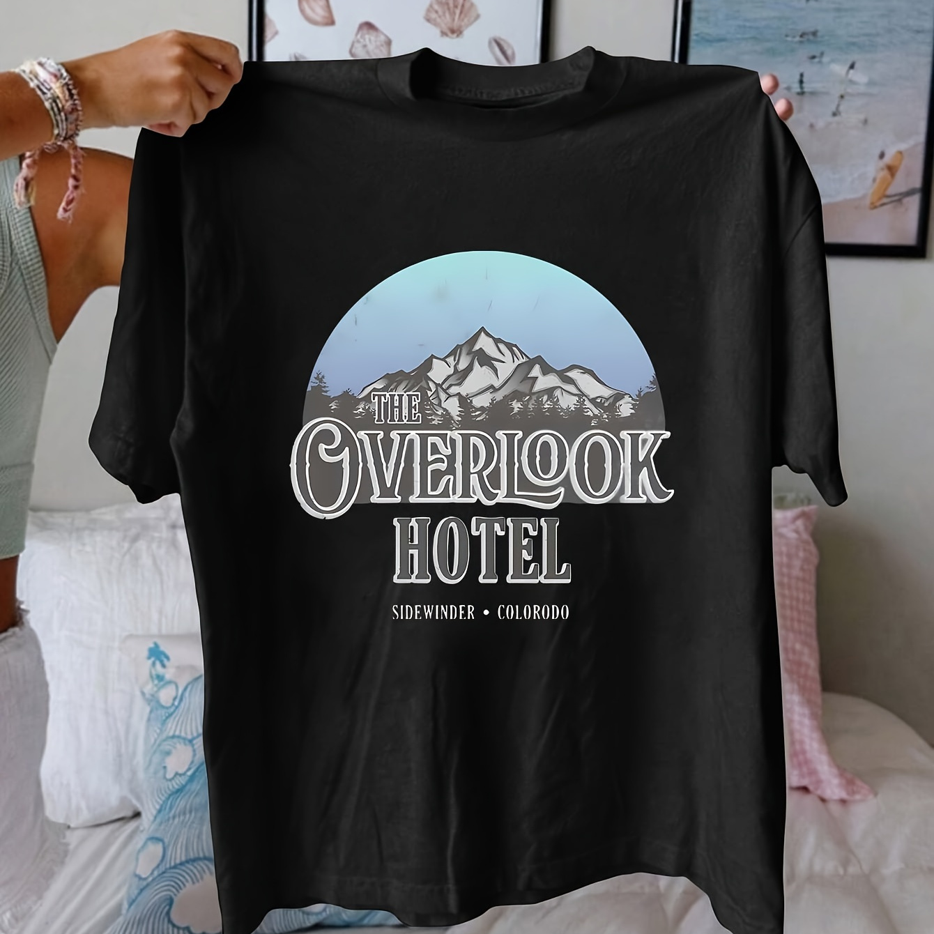 

Hotel" T-Shirt Noir pour Femme avec Imprimé Montagne Scénique - Haut Décontracté à Manches Courtes et Col Rond, Mélange de Polyester Respirant, pour l'Été &