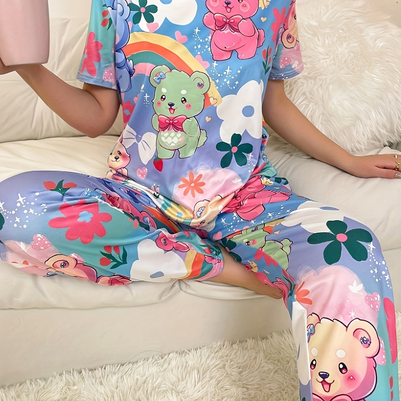 

Ensemble de pyjama mignon pour femme avec imprimé de dessin animé, haut à manches courtes et col rond, pantalon, coupe décontractée et confortable.